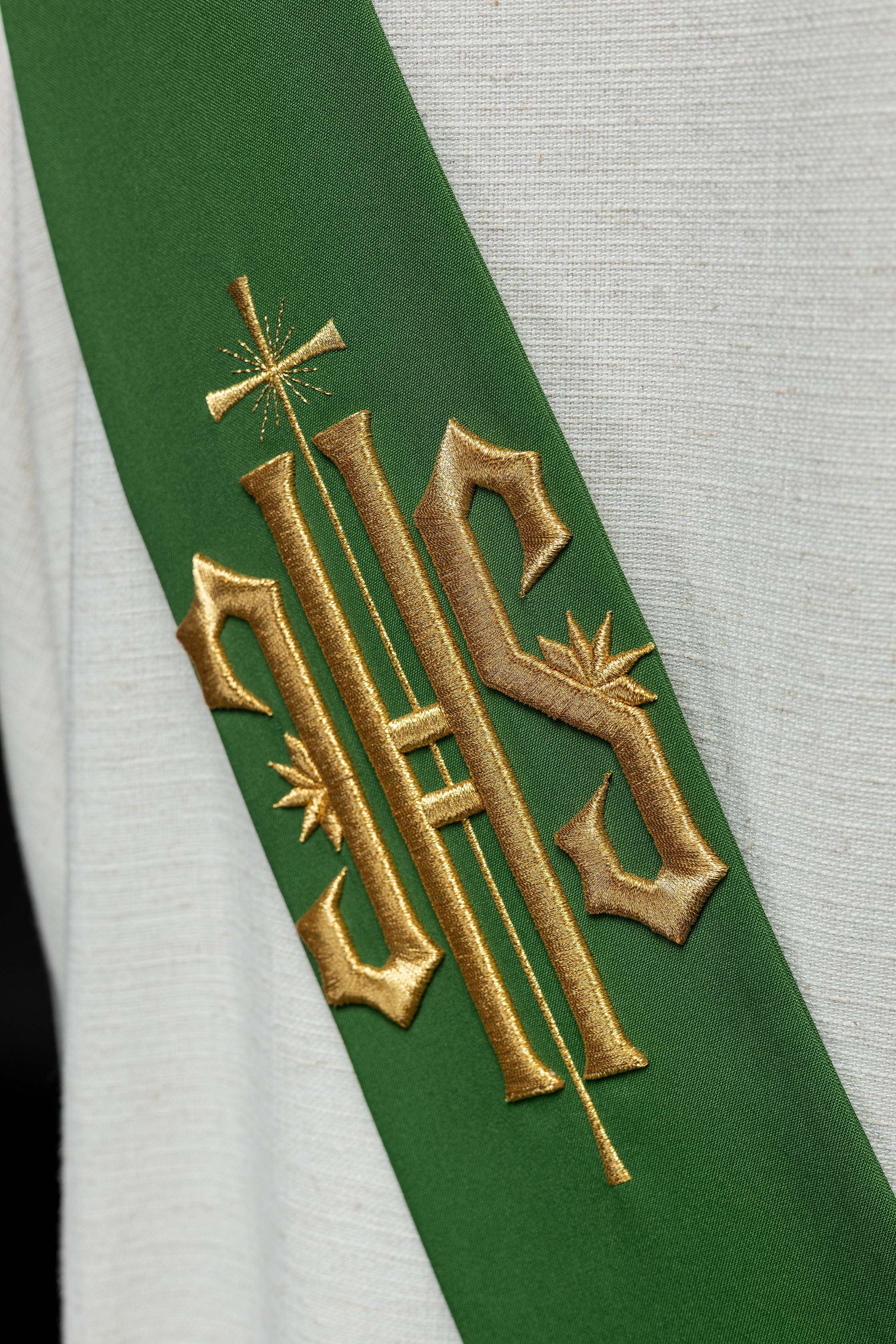 Stola diaconale ricamata IHS con Croce Verde