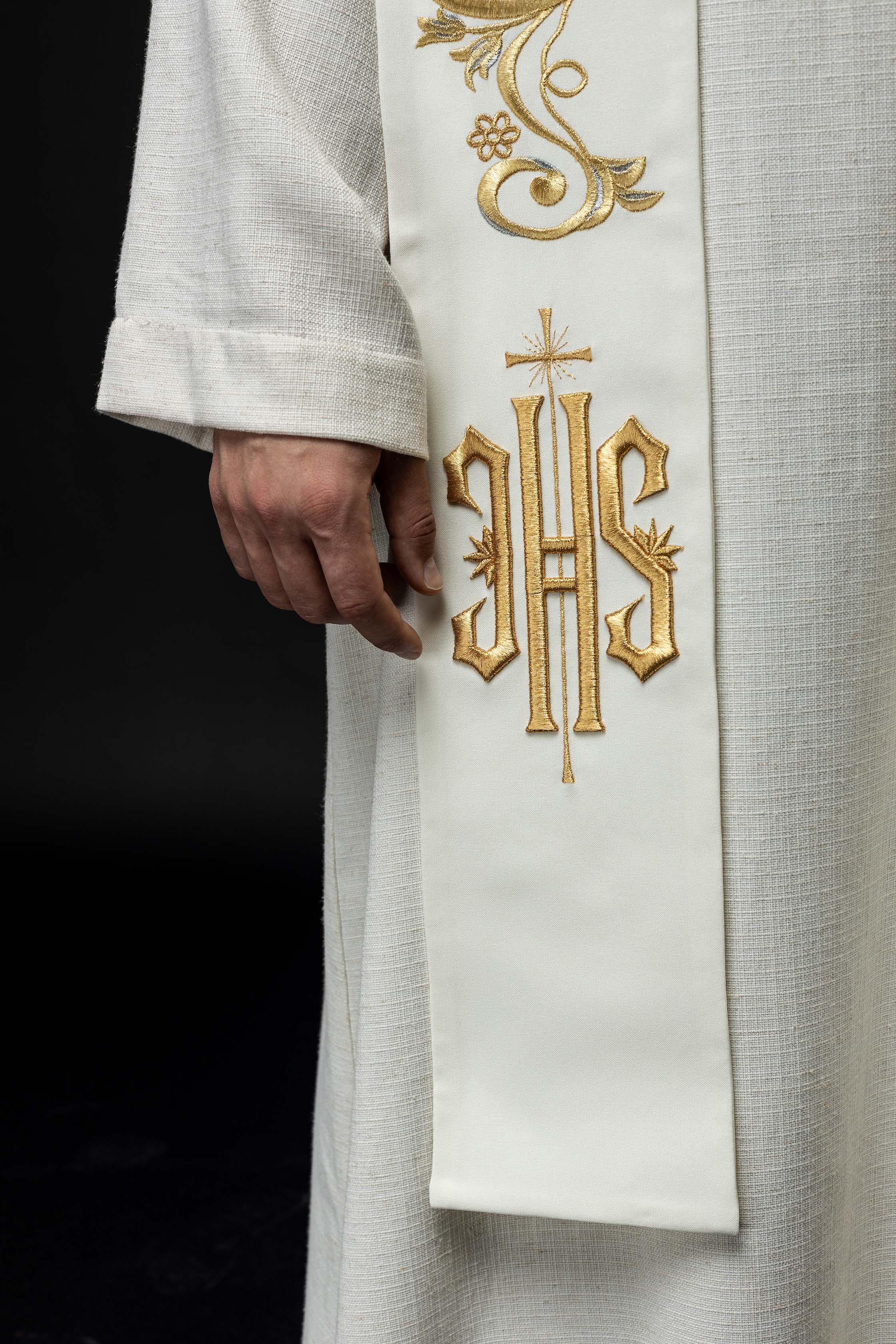 Stola écru ricamata con motivo IHS