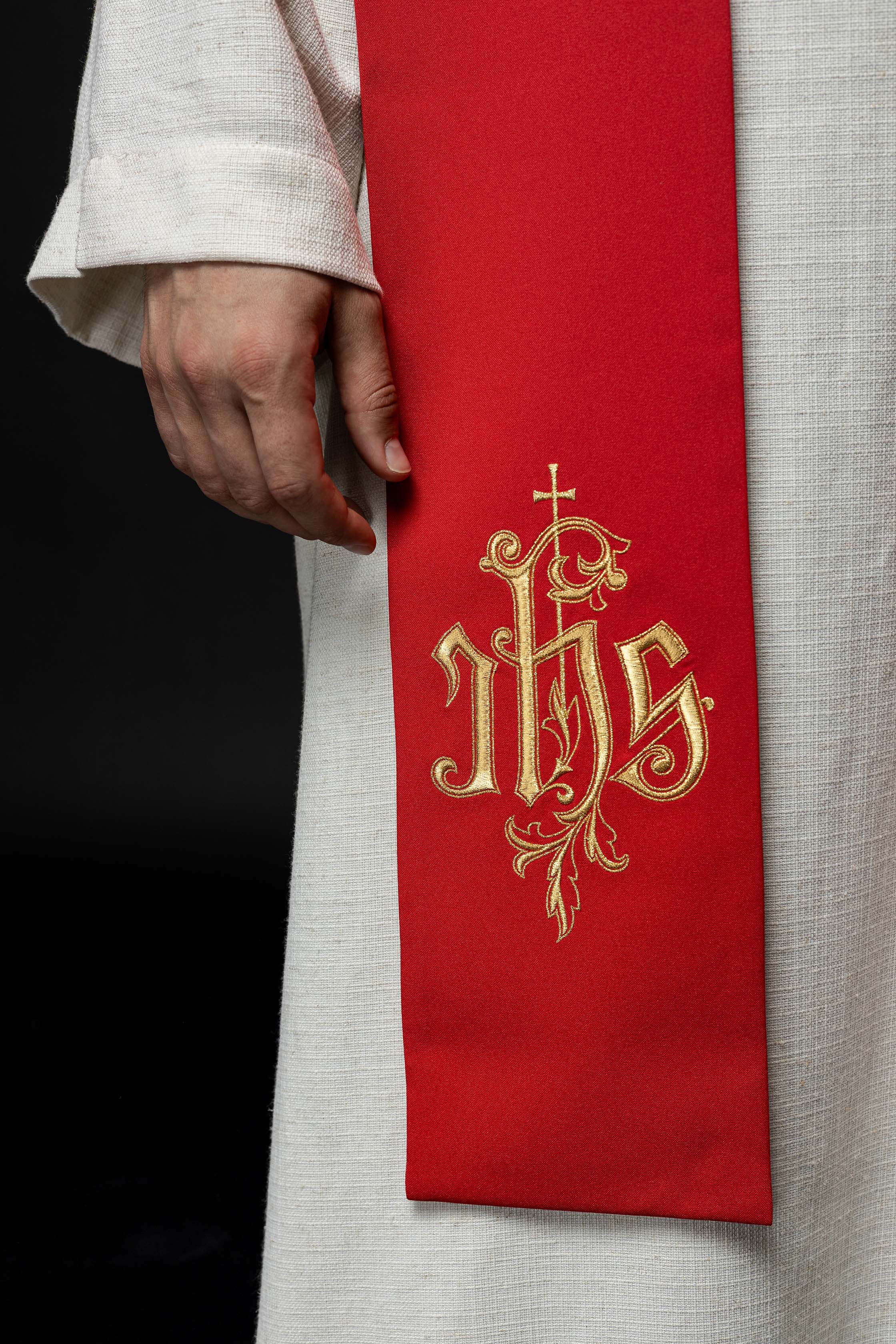 Stola Rossa ricamata IHS