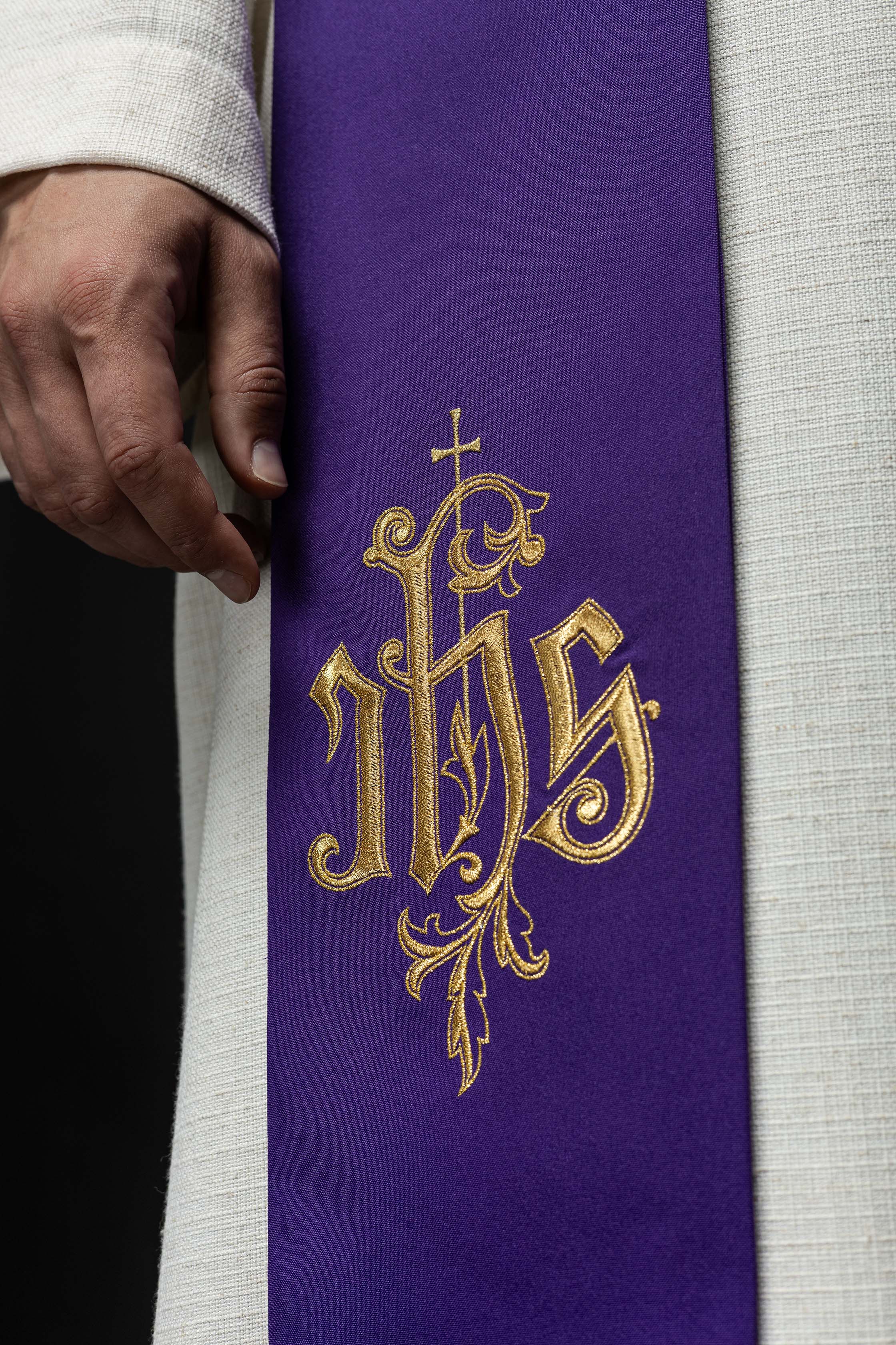 Stola Viola ricamata IHS