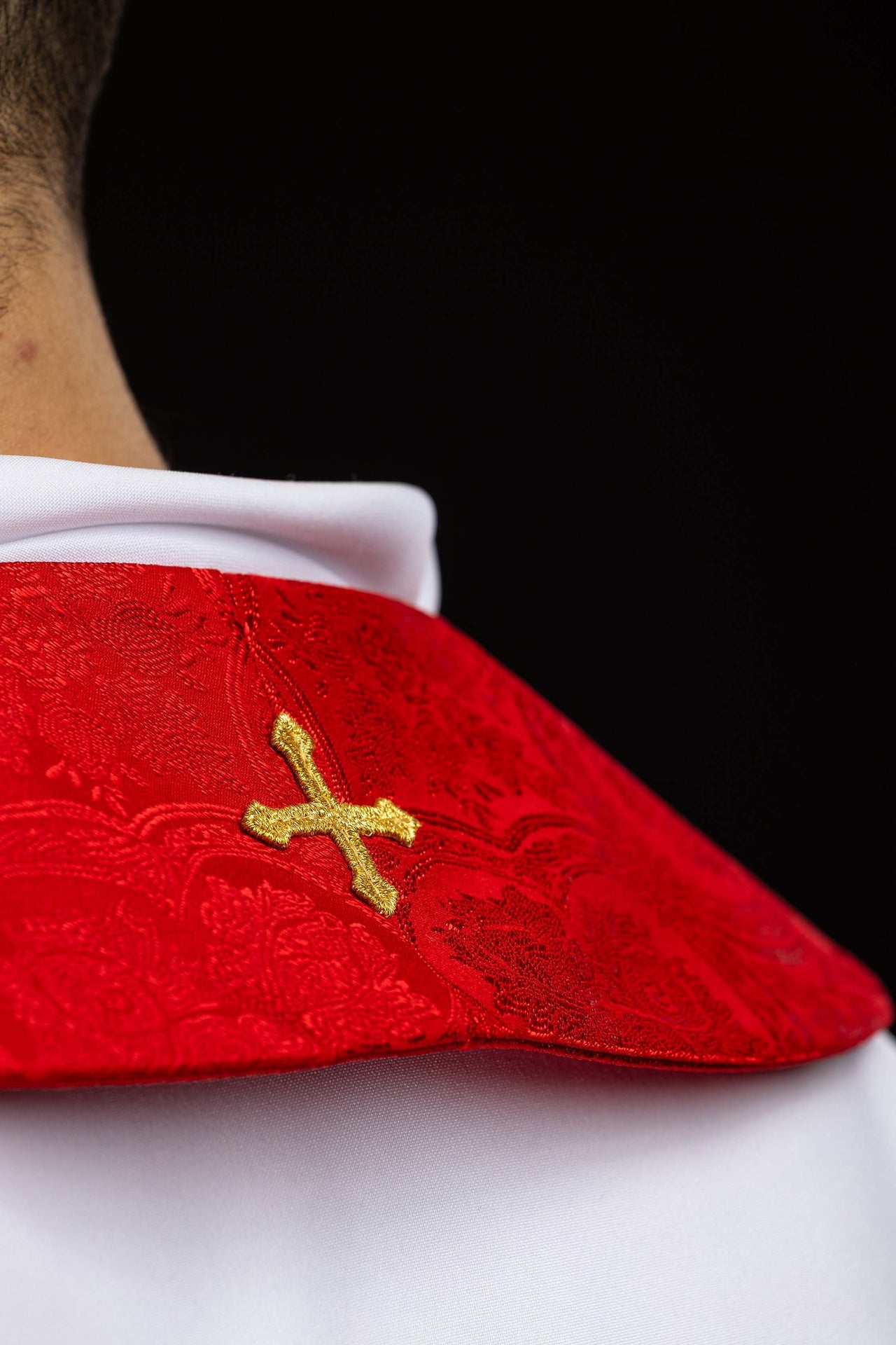 Stuła haftowana z motywem Krzyża czerwona tkanina żakardowa
