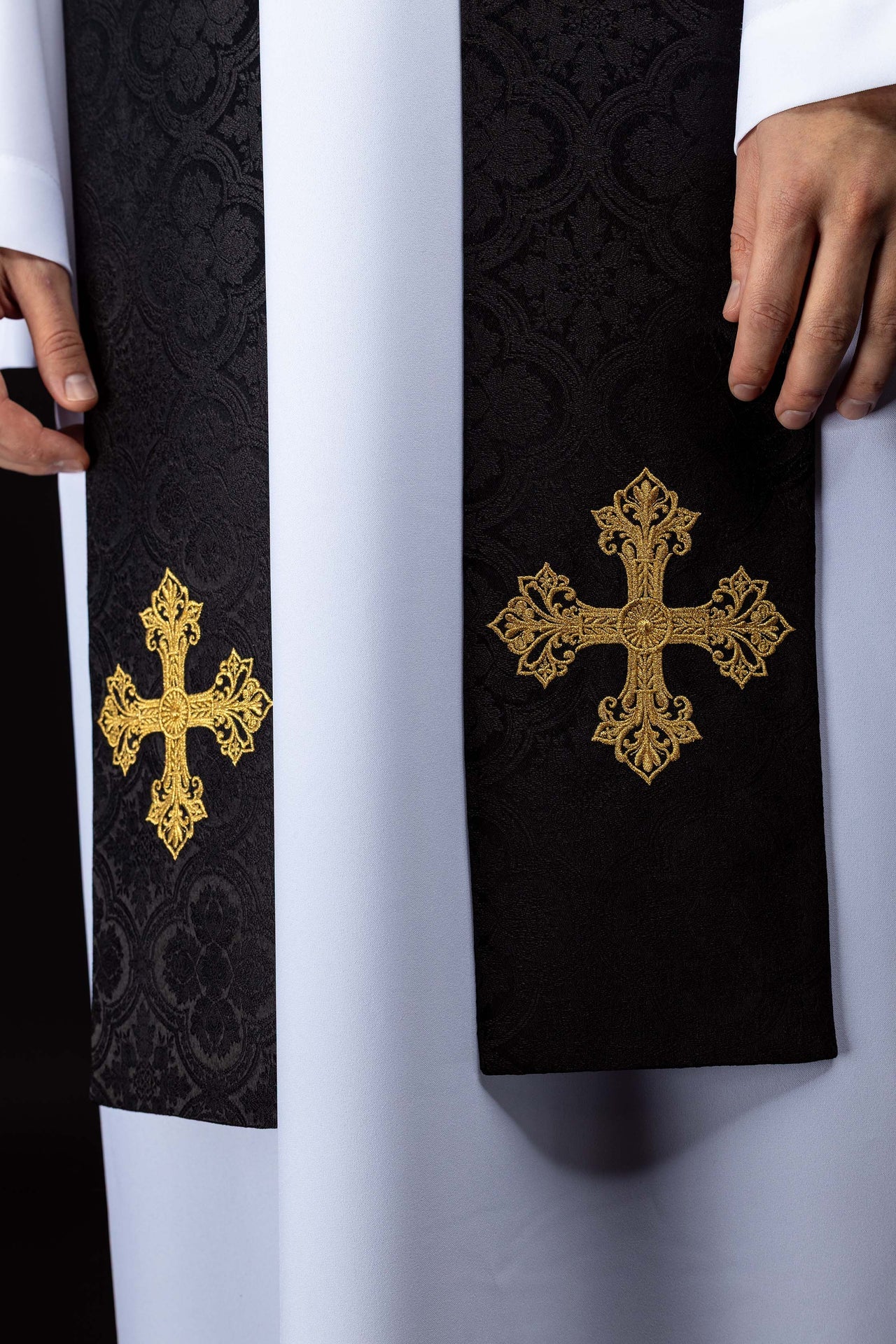 Stuła haftowana z motywem Krzyża czarna tkanina żakardowa - ORNATY.PL