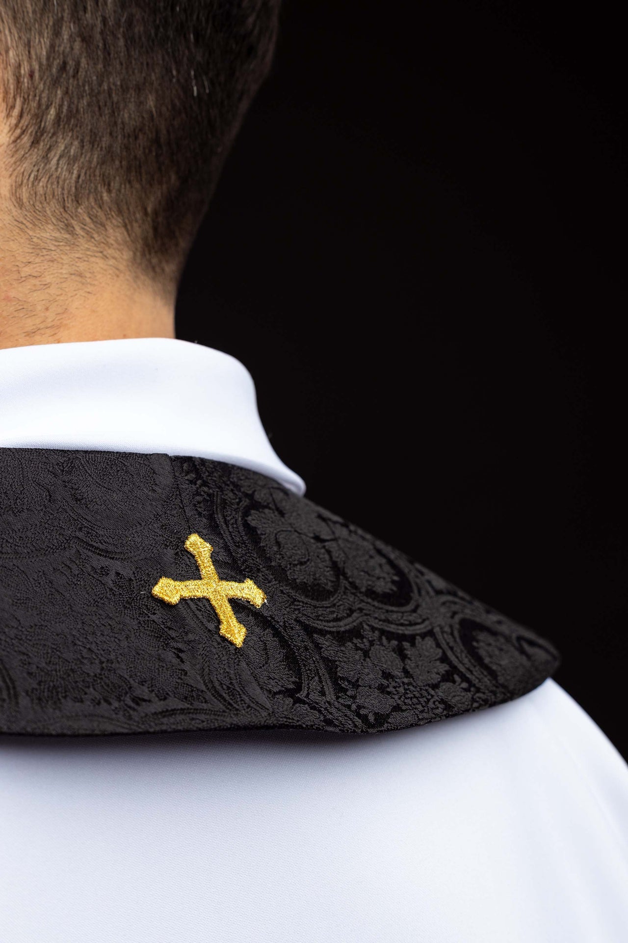 Stuła haftowana z motywem Krzyża czarna tkanina żakardowa - ORNATY.PL