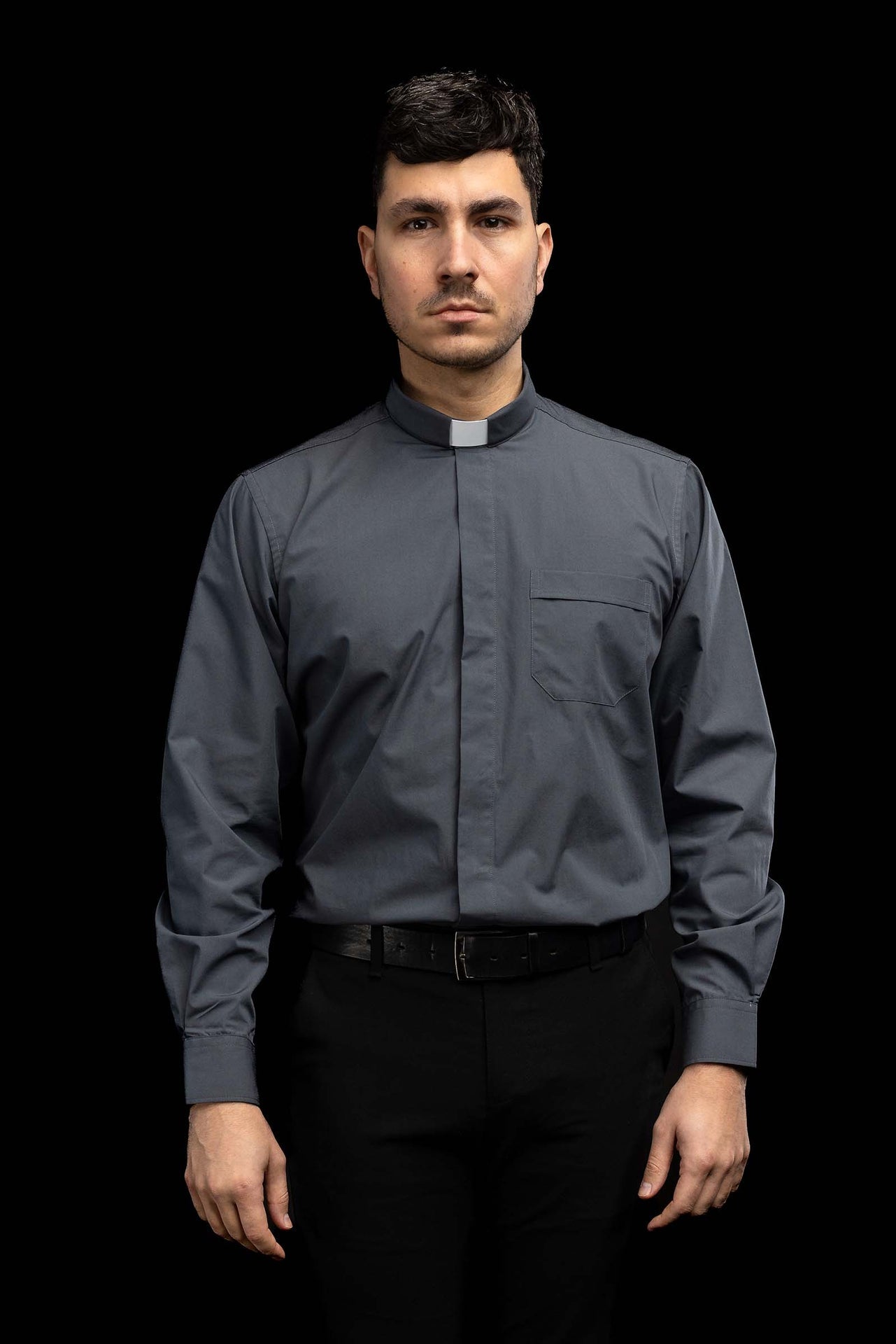Camicia clergy grigio scuro a maniche lunghe con colletto romano