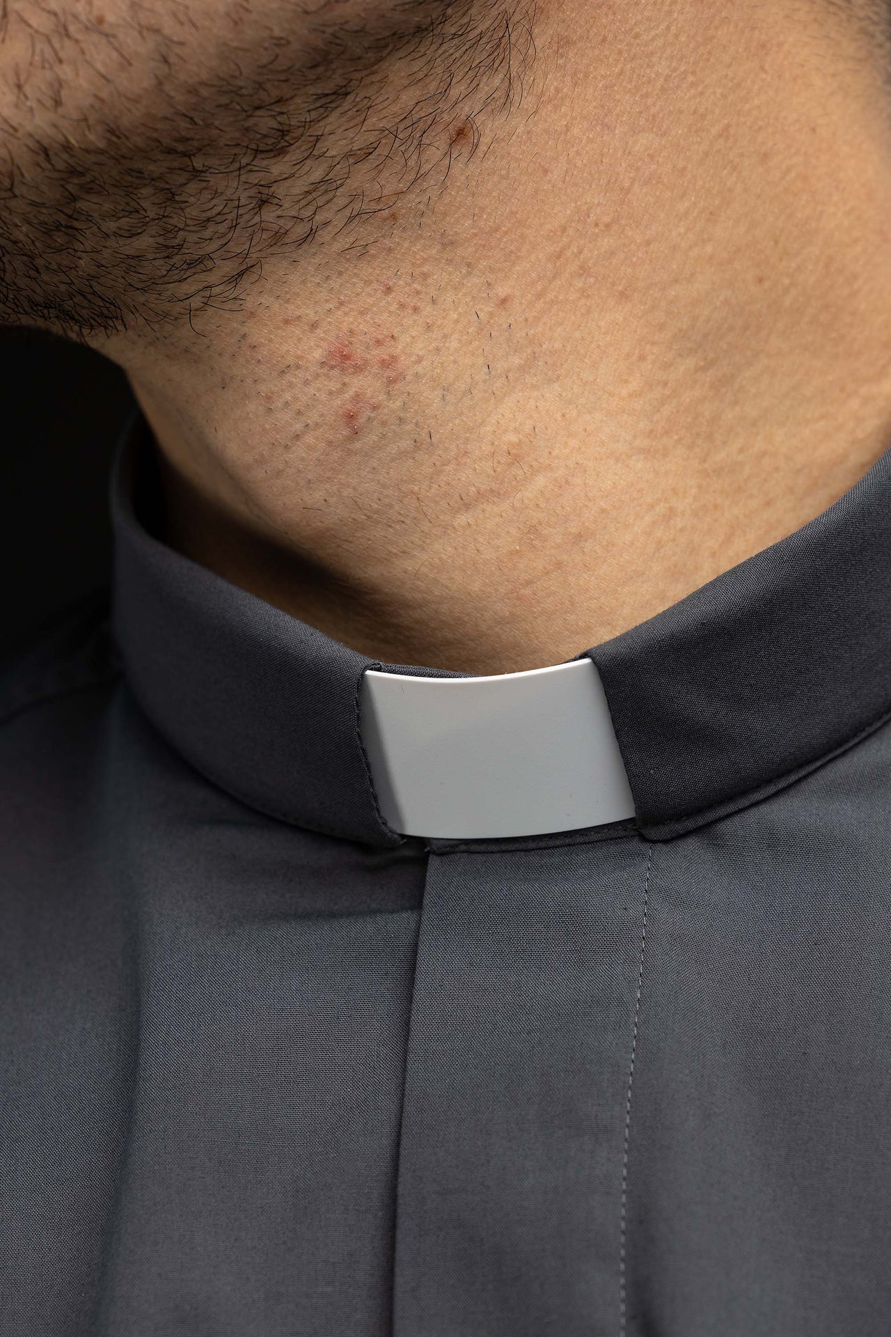 Camicia clergy grigio scuro a maniche lunghe con colletto romano
