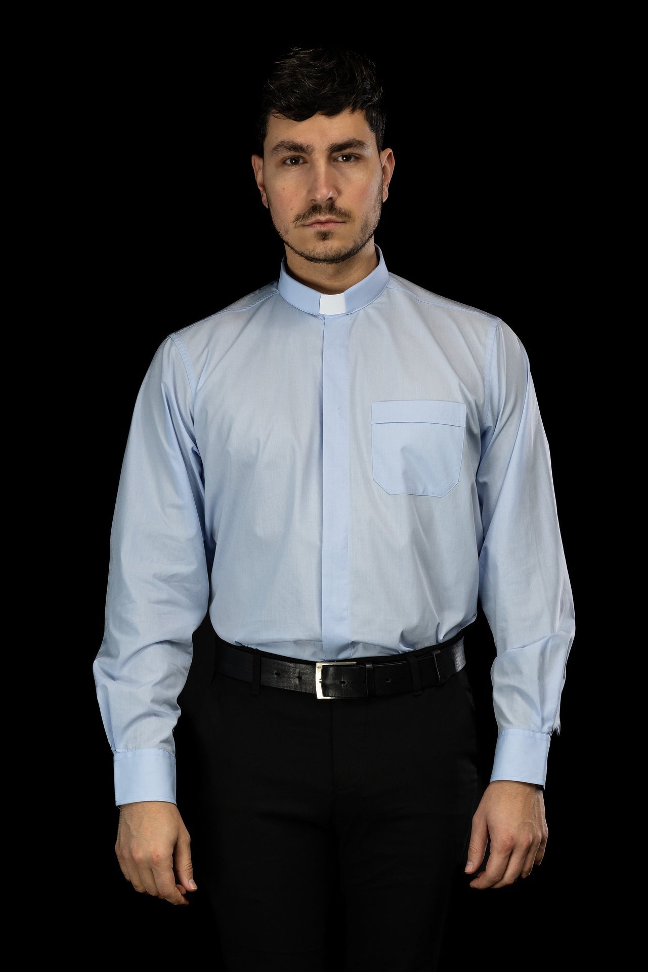 Camicia clergy azzurra a maniche lunghe con colletto romano