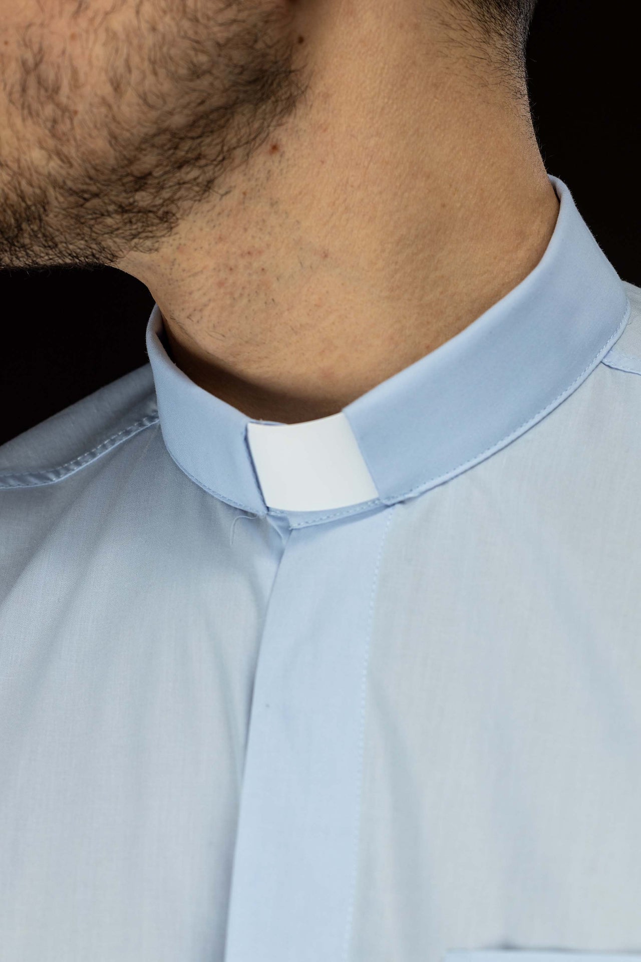 Camicia clergy azzurra a maniche lunghe con colletto romano