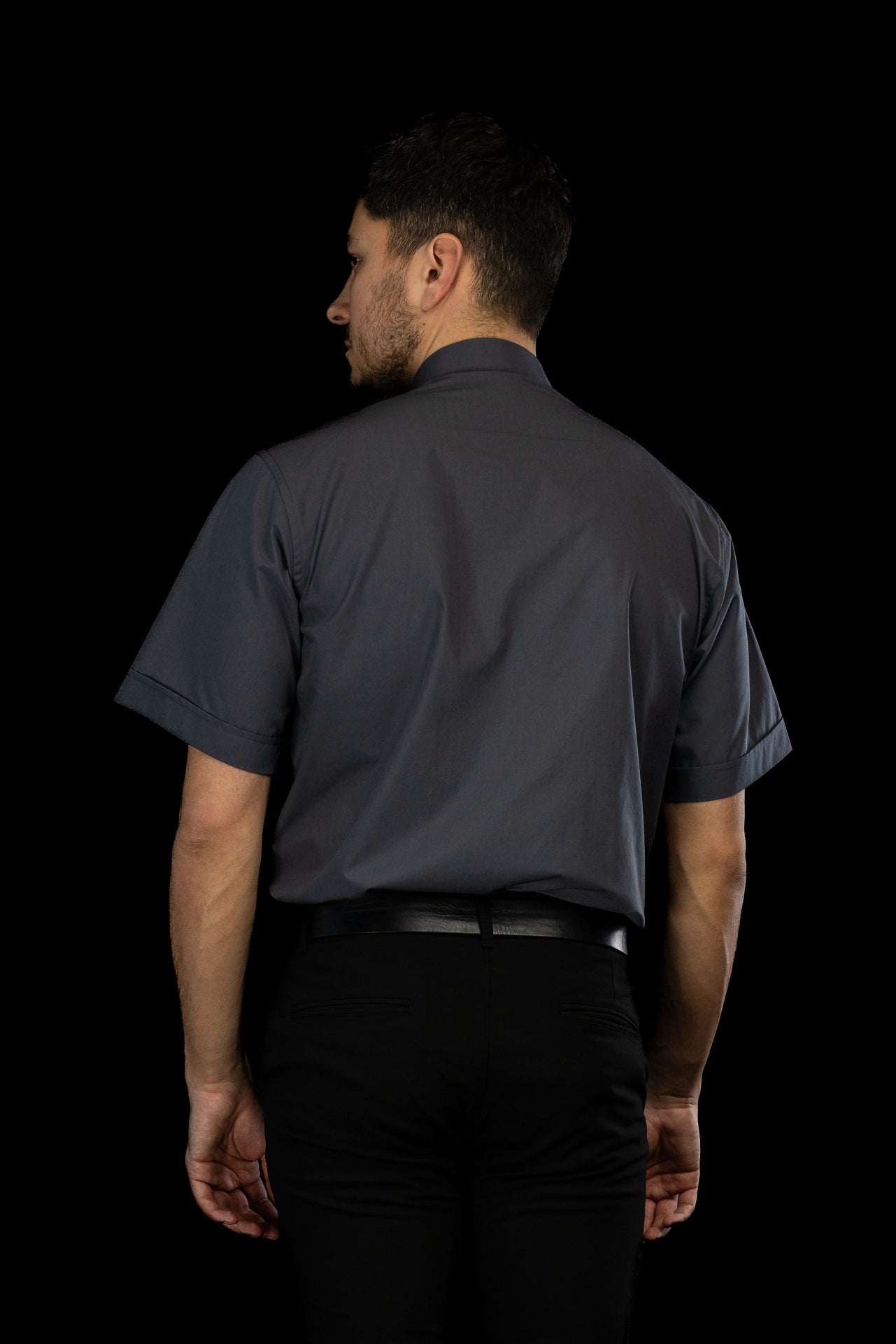 Camicia clergy grigio scuro a maniche corte con colletto romano
