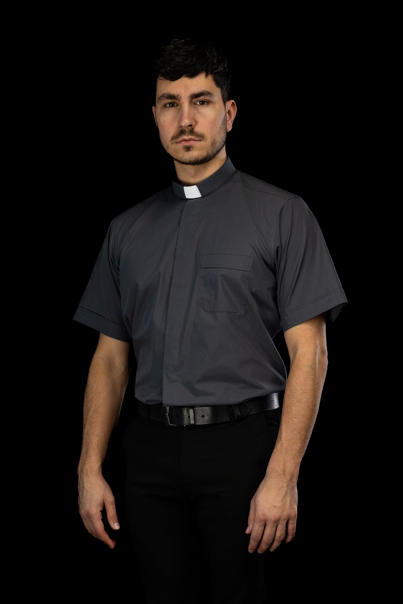 Camicia clergy grigio scuro a maniche corte con colletto romano