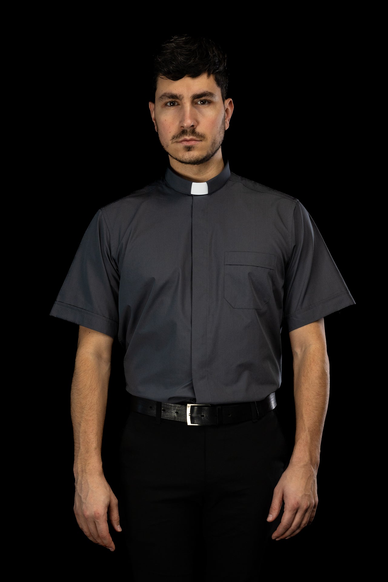 Camicia clergy grigio scuro a maniche corte con colletto romano