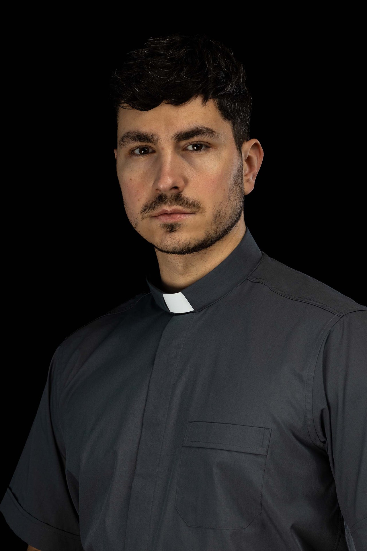 Camicia clergy grigio scuro a maniche corte con colletto romano