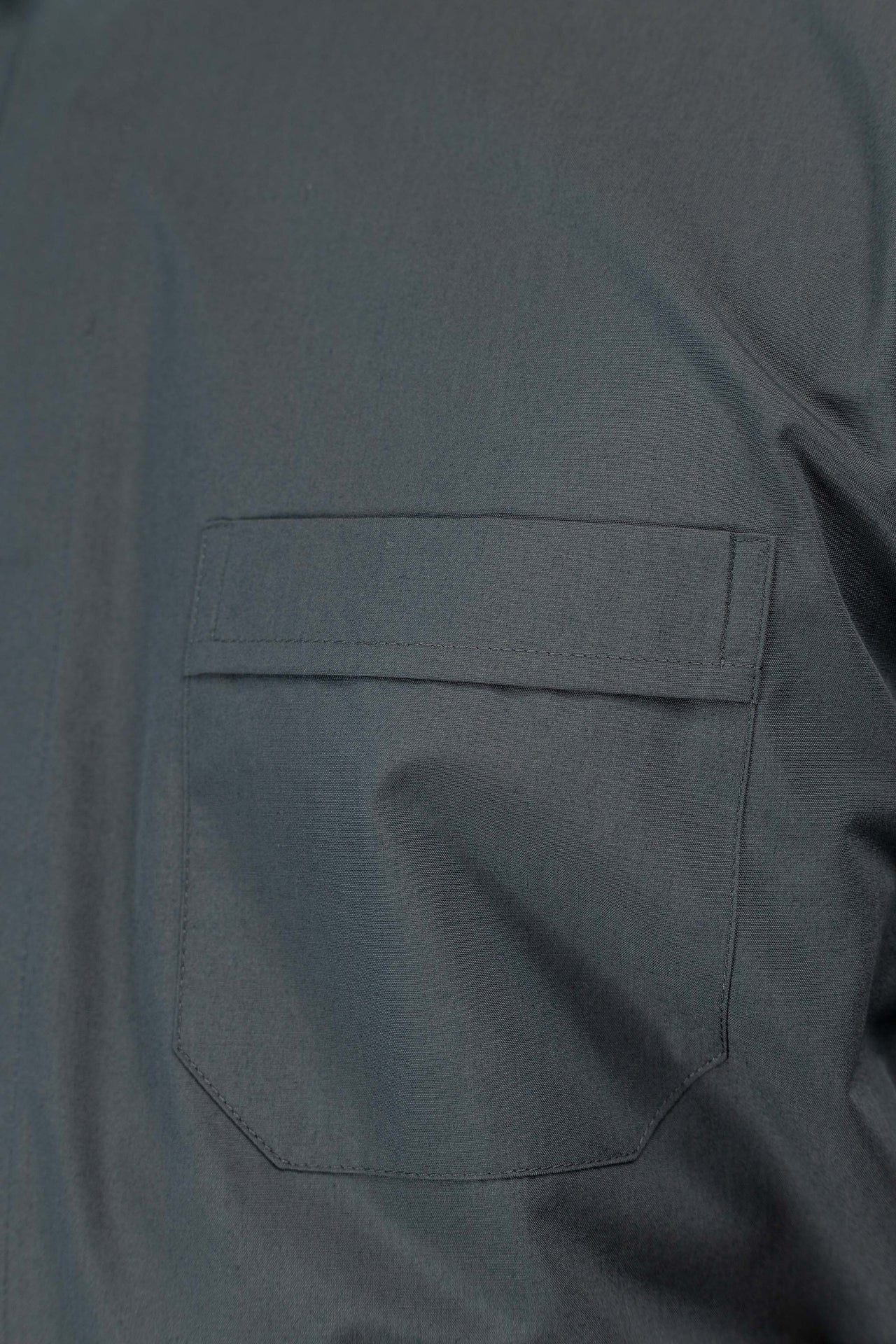 Camicia clergy grigio scuro a maniche corte con colletto romano