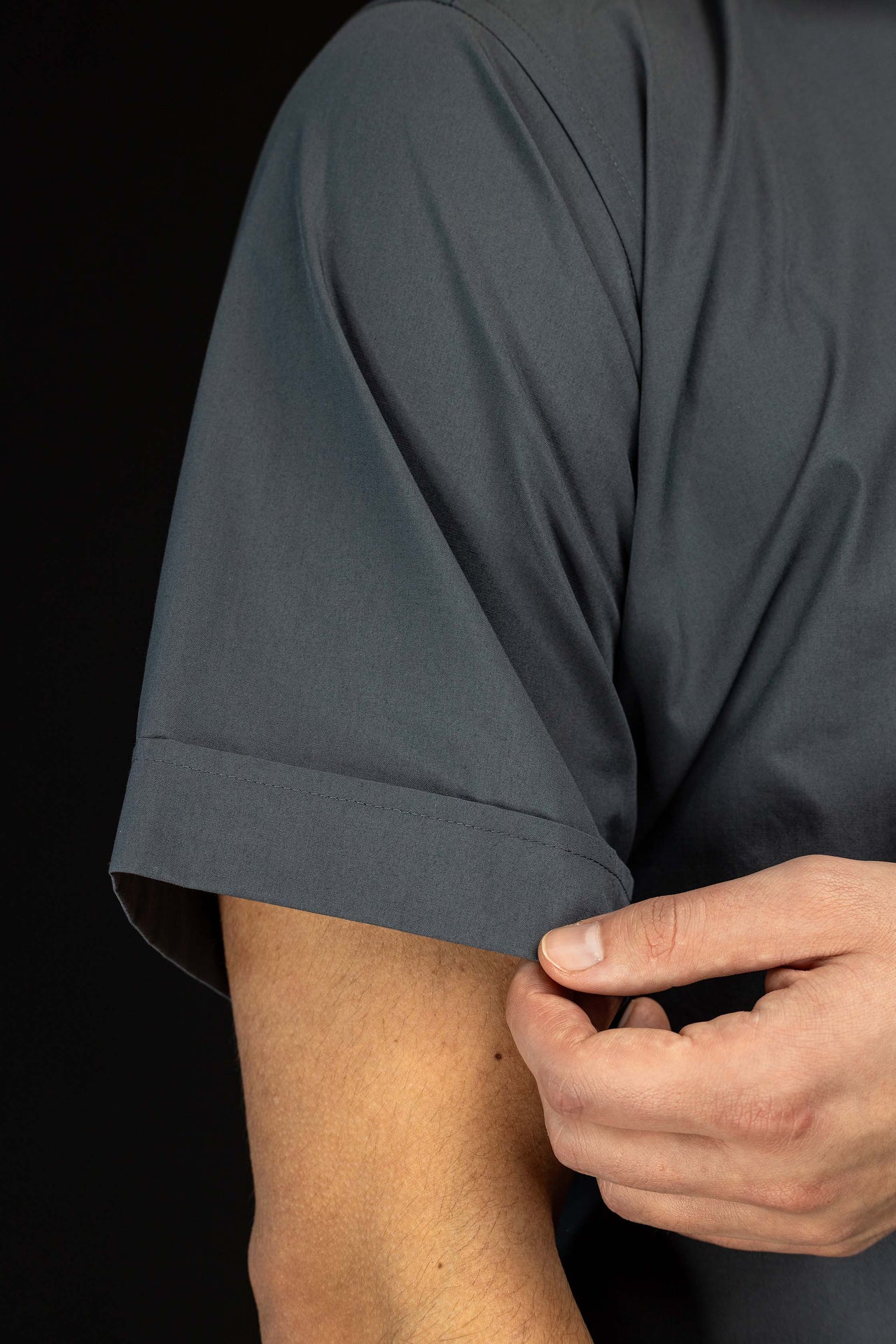 Camicia clergy grigio scuro a maniche corte con colletto romano
