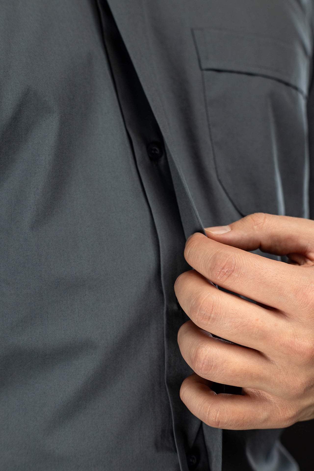 Camicia clergy grigio scuro a maniche corte con colletto romano