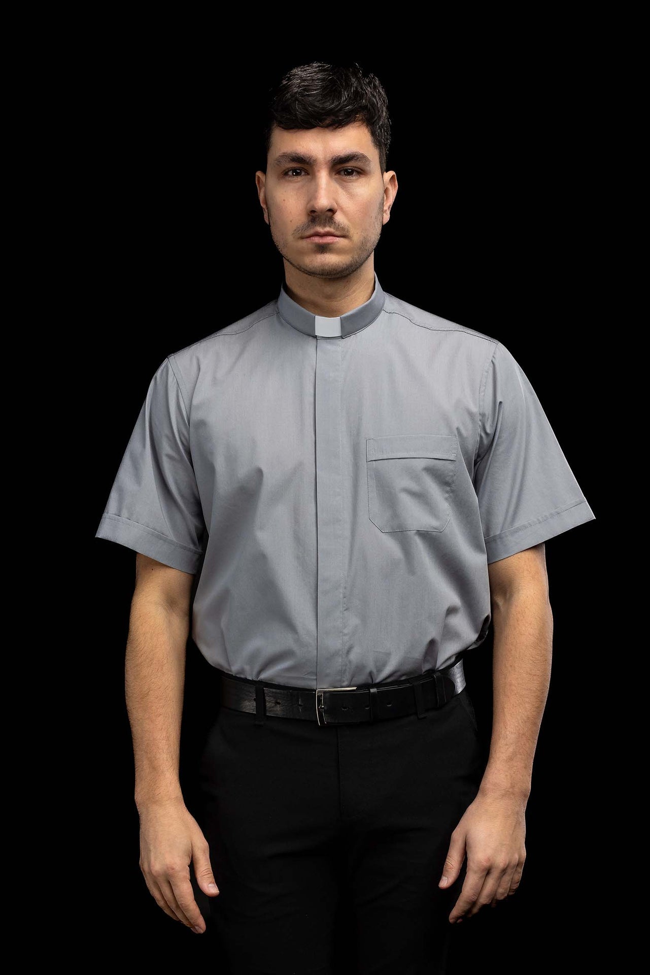 Camicia clergy grigio chiaro a maniche corte con colletto romano