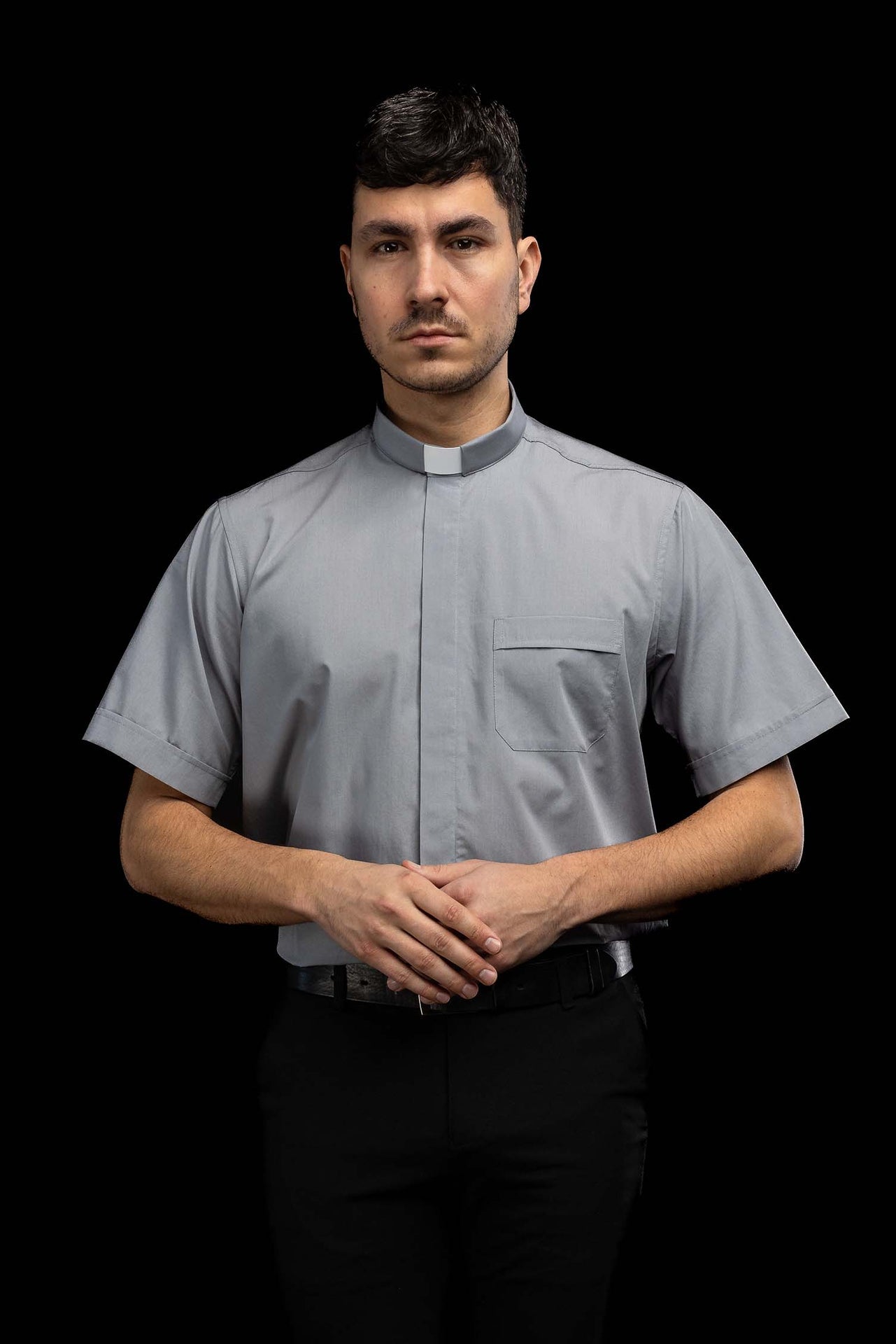 Camicia clergy grigio chiaro a maniche corte con colletto romano