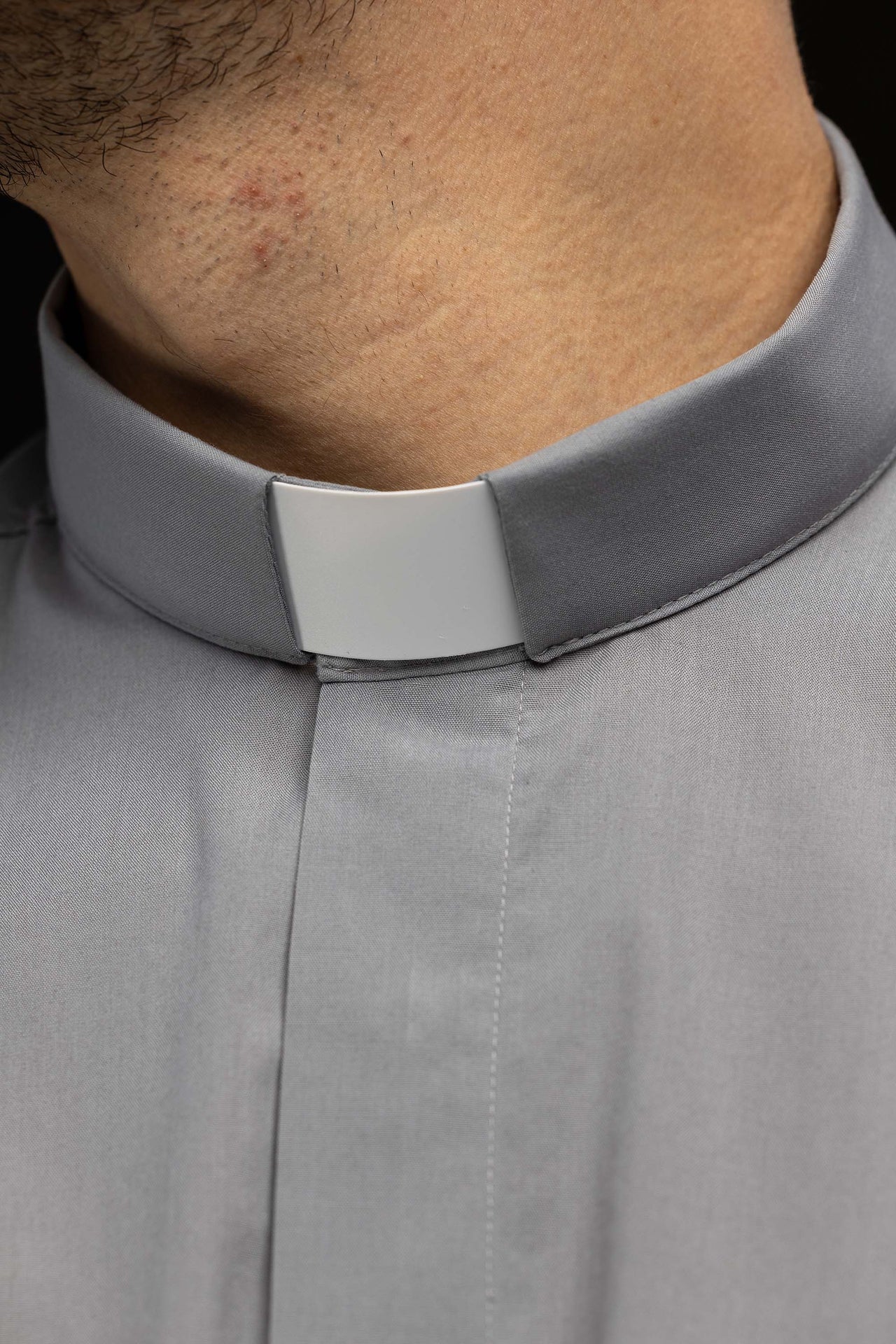 Camicia clergy grigio chiaro a maniche corte con colletto romano