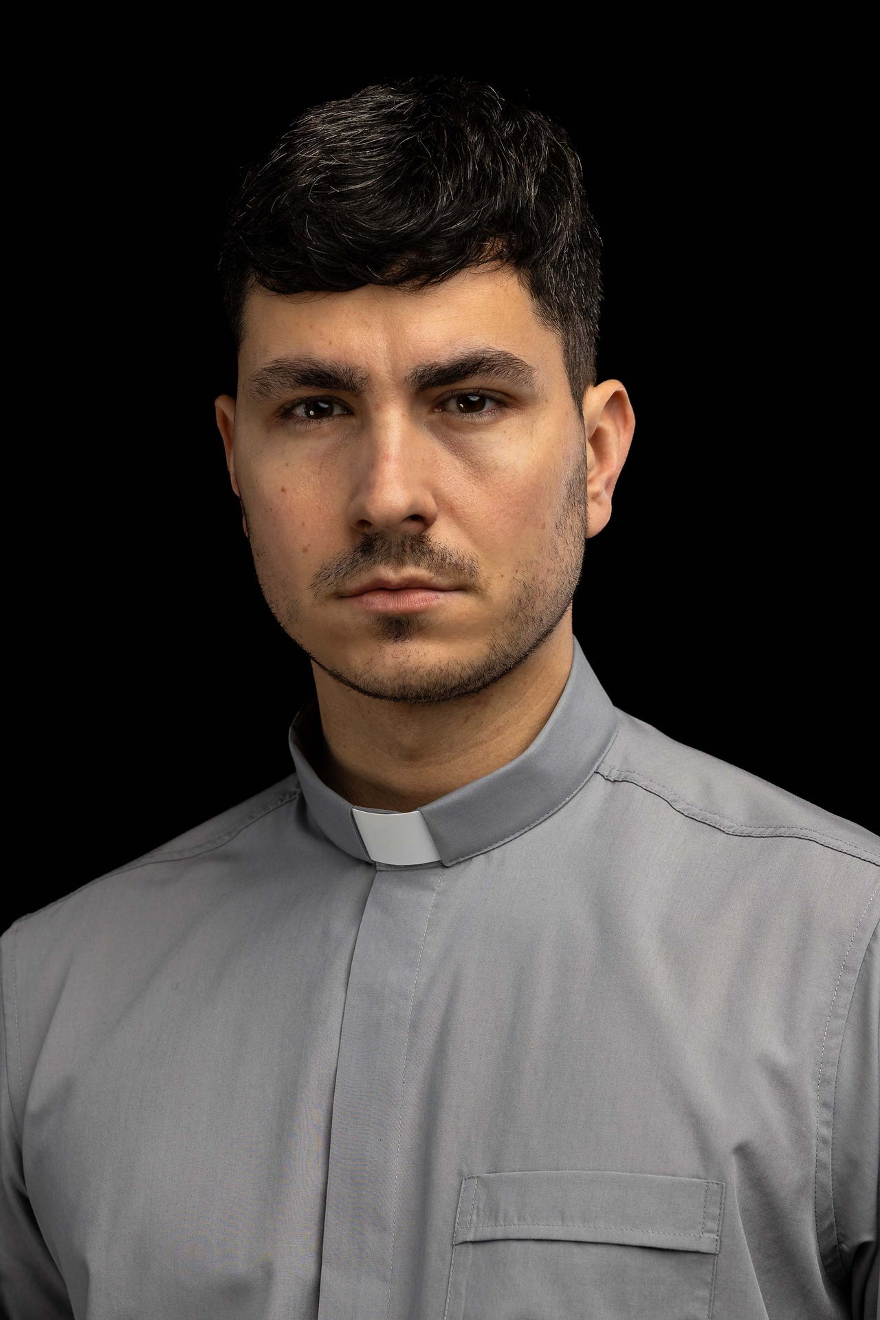Camicia clergy grigio chiaro a maniche corte con colletto romano