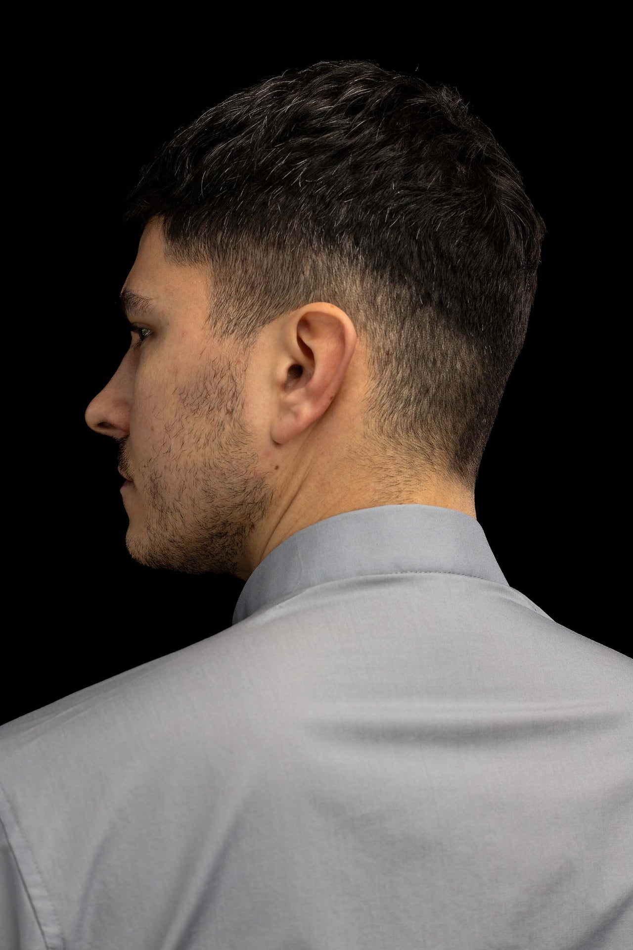 Camicia clergy grigio chiaro a maniche corte con colletto romano