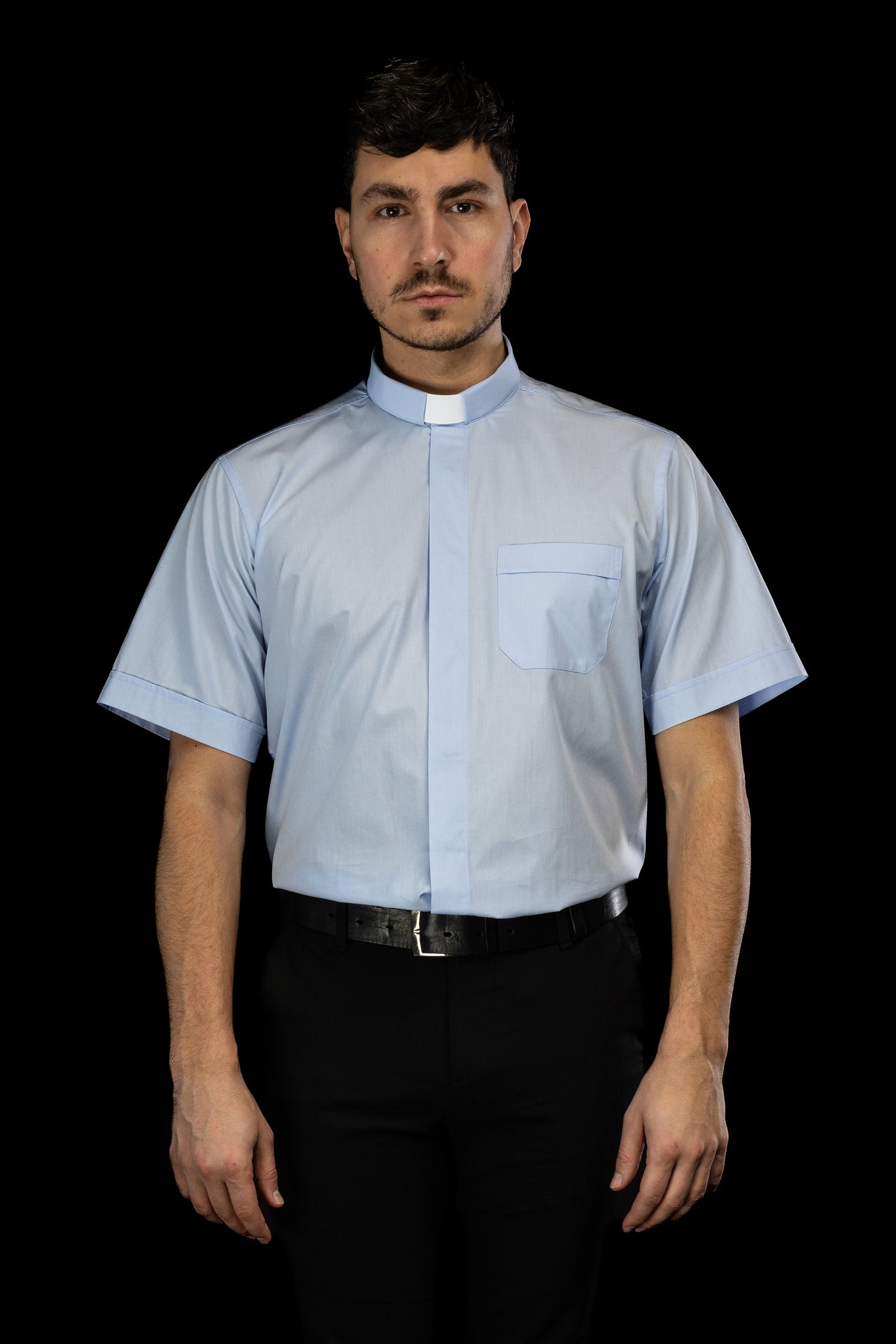 Camicia clergy azzurra a maniche corte con colletto romano