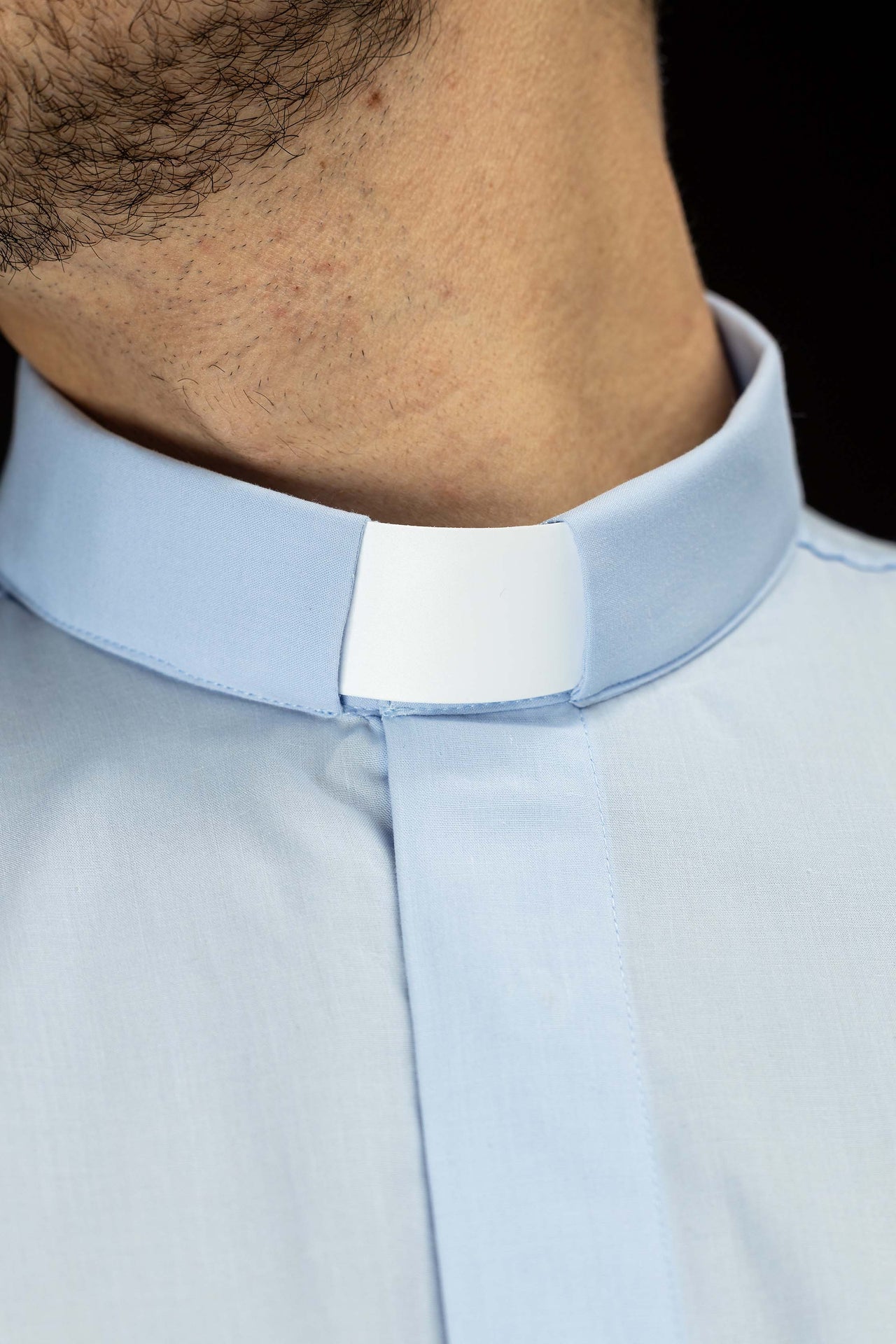 Camicia clergy azzurra a maniche corte con colletto romano