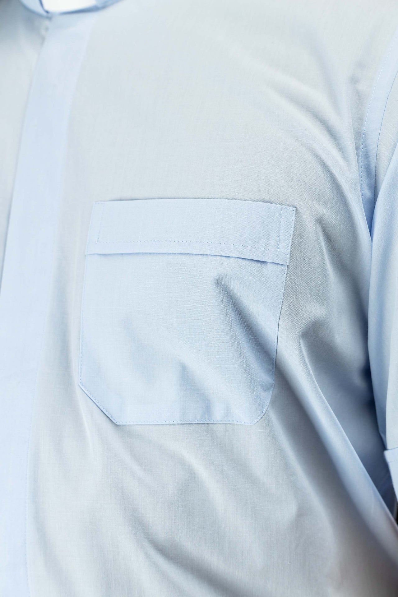 Camicia clergy azzurra a maniche corte con colletto romano