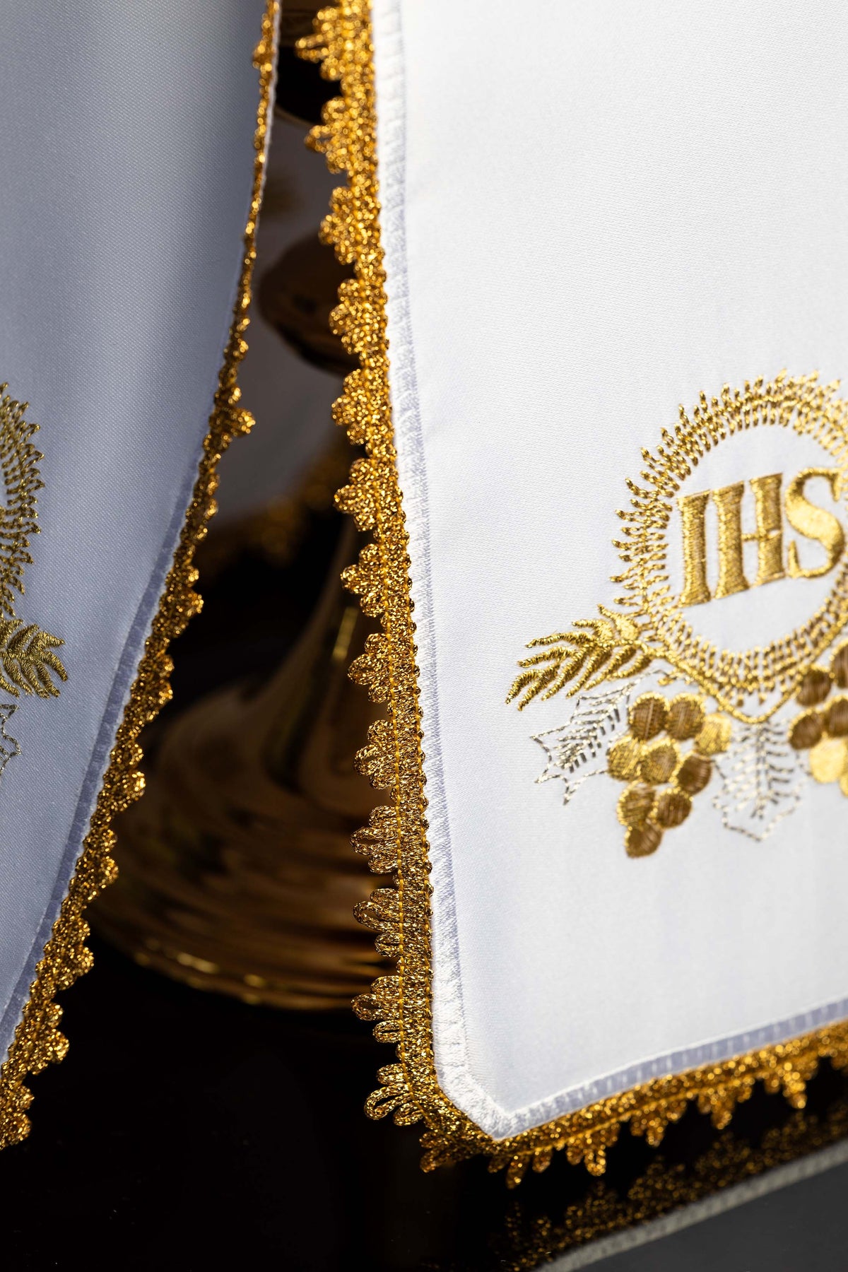 Velo per pisside con motivo IHS ricamato in oro