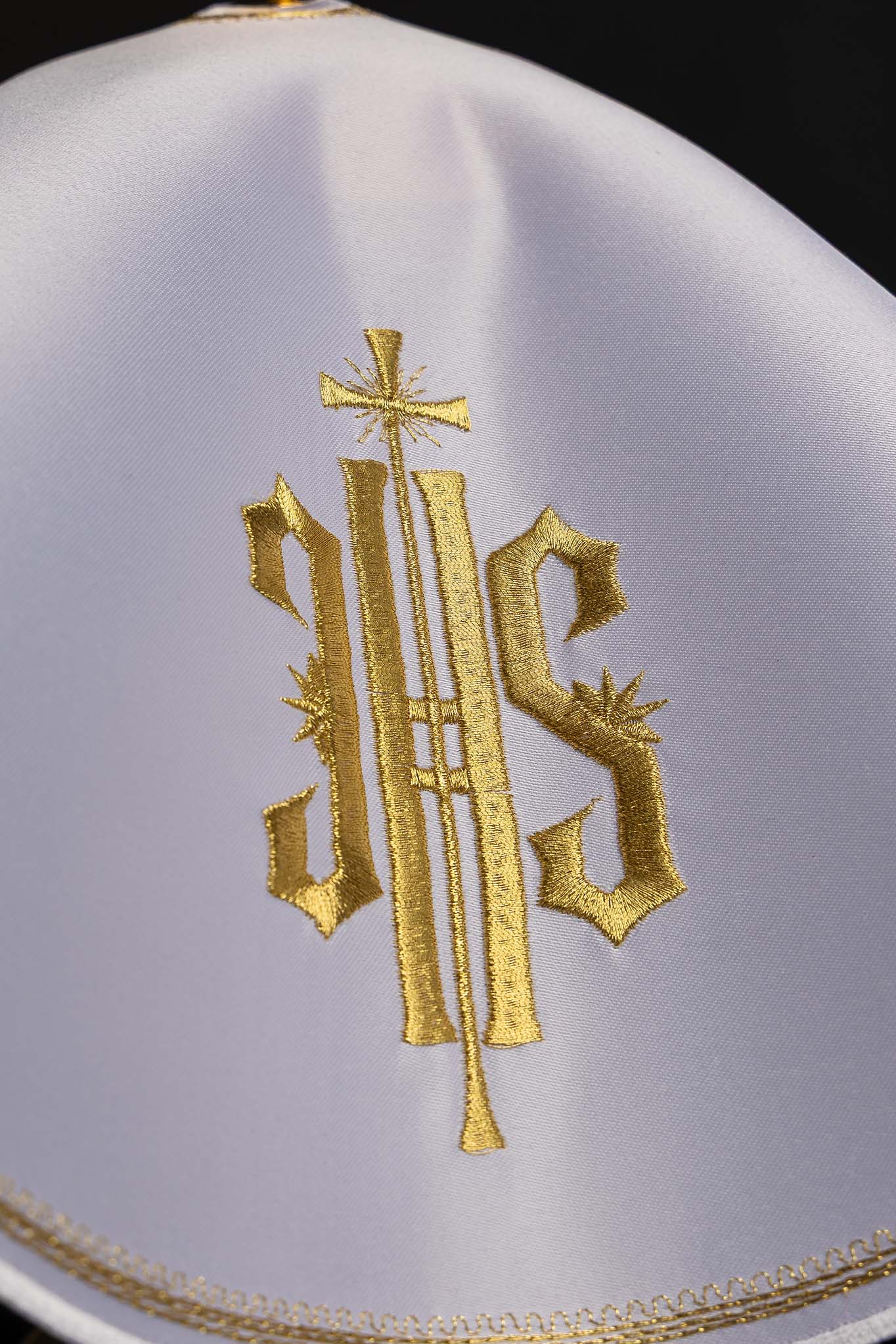 Copripisside ricamato IHS rotondo