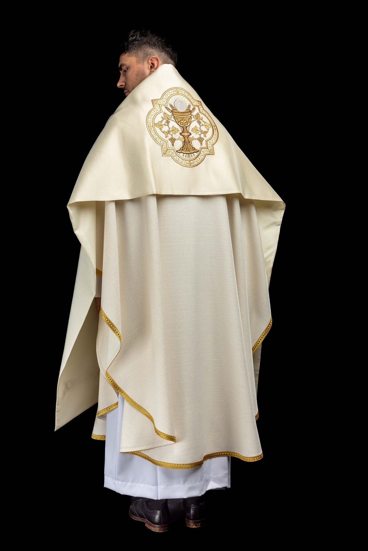 Velo omerale ecru con ricamo eucaristico del calice