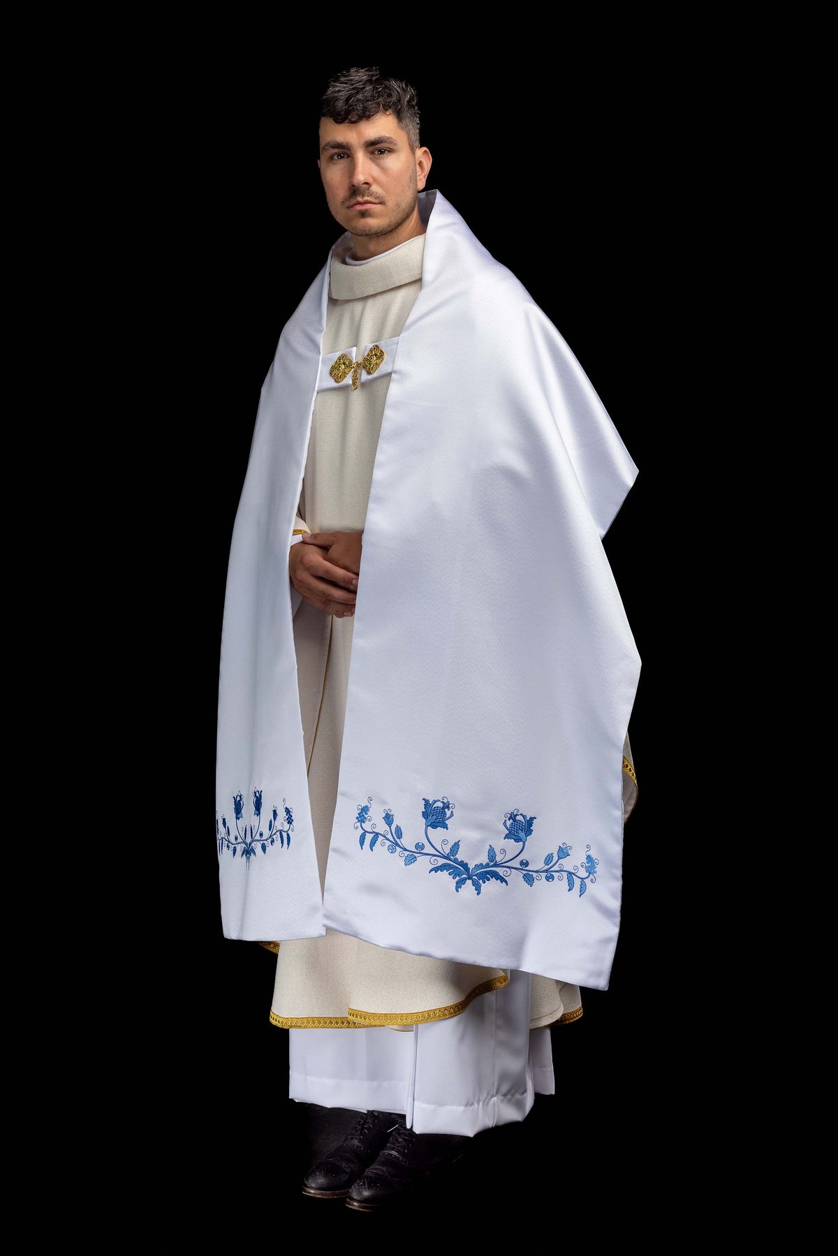 Velo omerale bianco con simbolo mariano ricamato