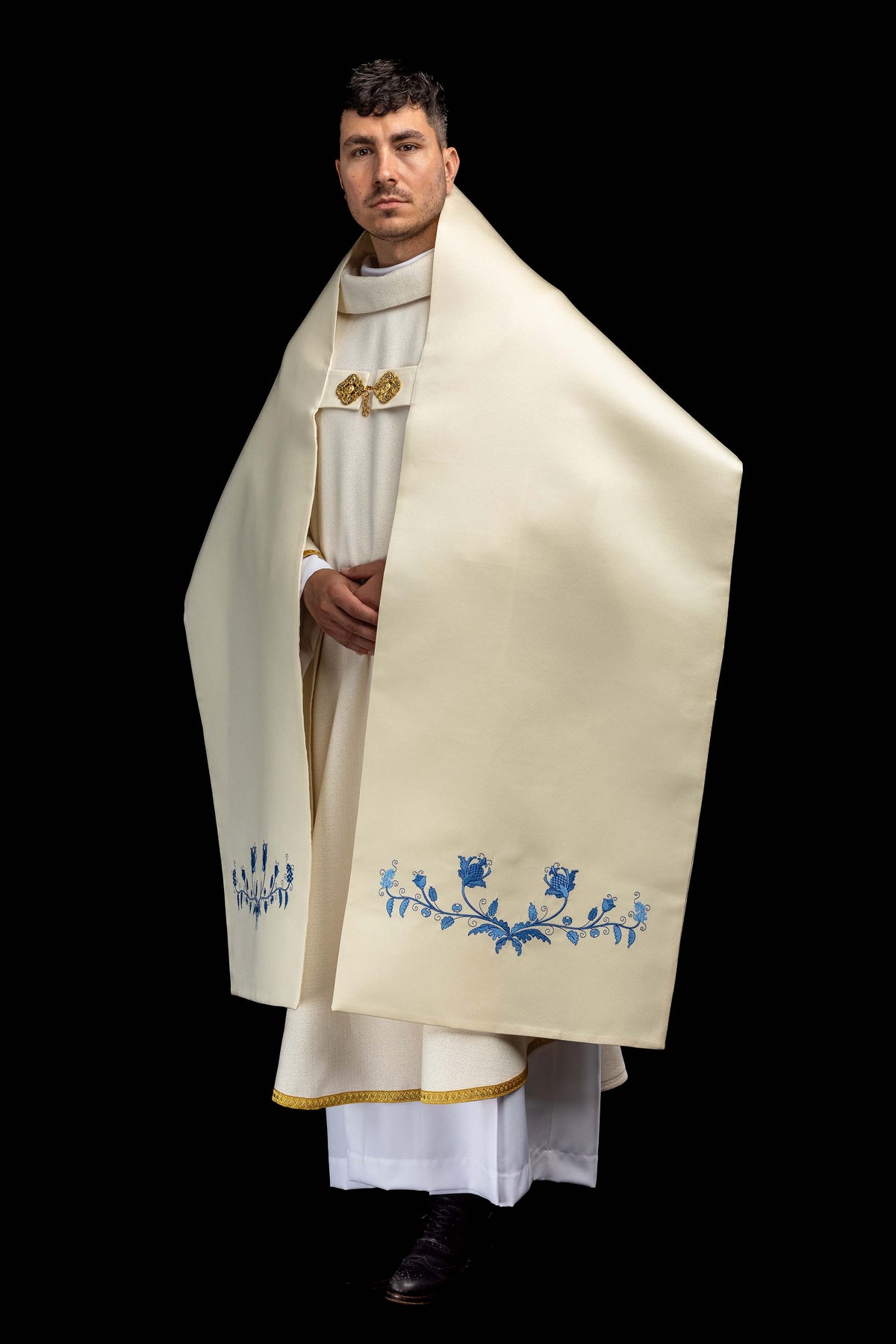 Velo omerale écru con simbolo mariano ricamato