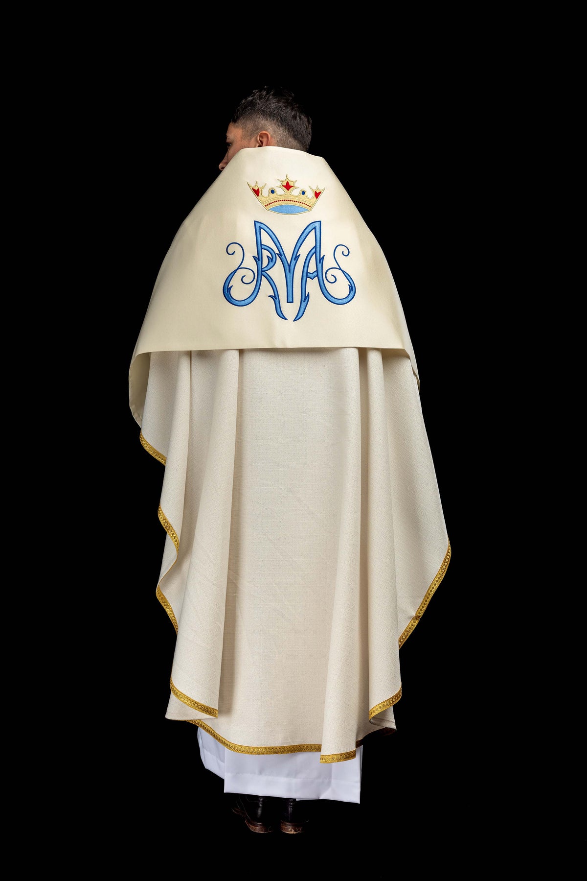 Velo omerale écru con simbolo mariano ricamato