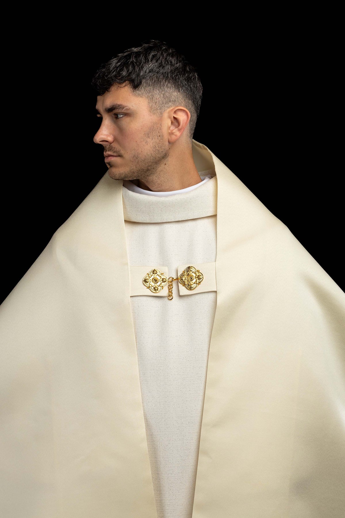 Velo omerale écru con simbolo mariano ricamato