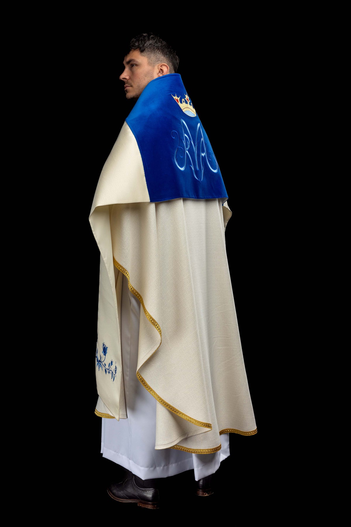 Velo omerale con simbolo mariano ricamato su velluto blu