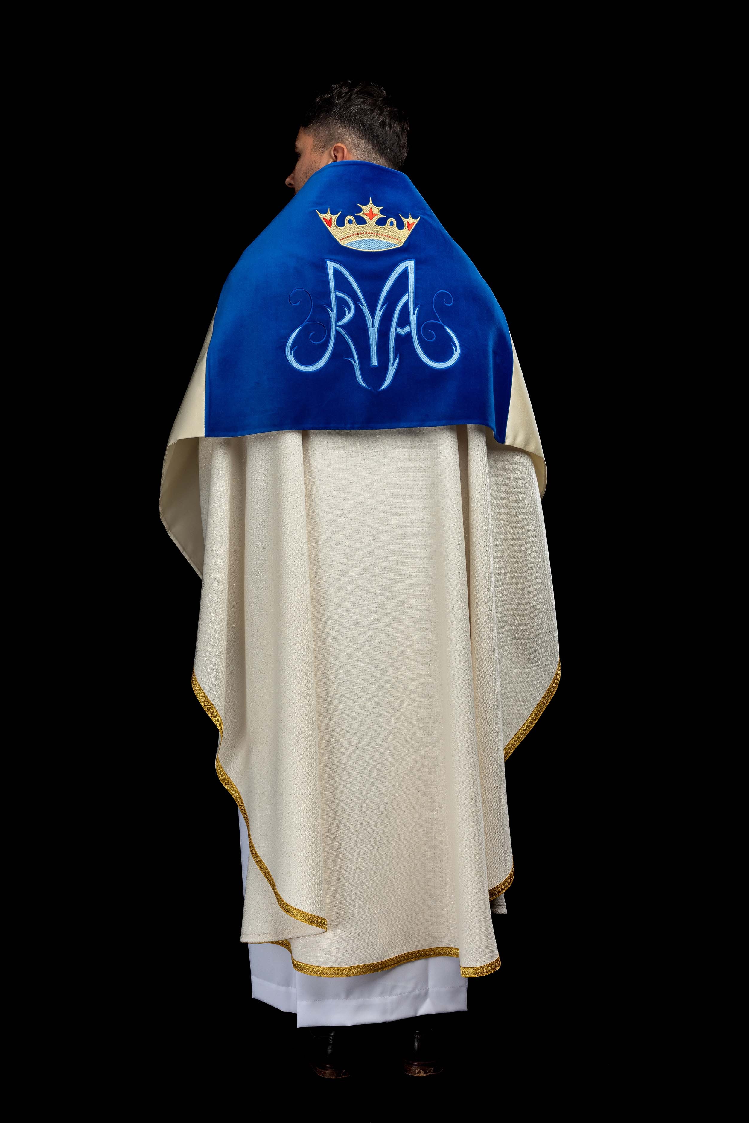 Velo omerale con simbolo mariano ricamato su velluto blu