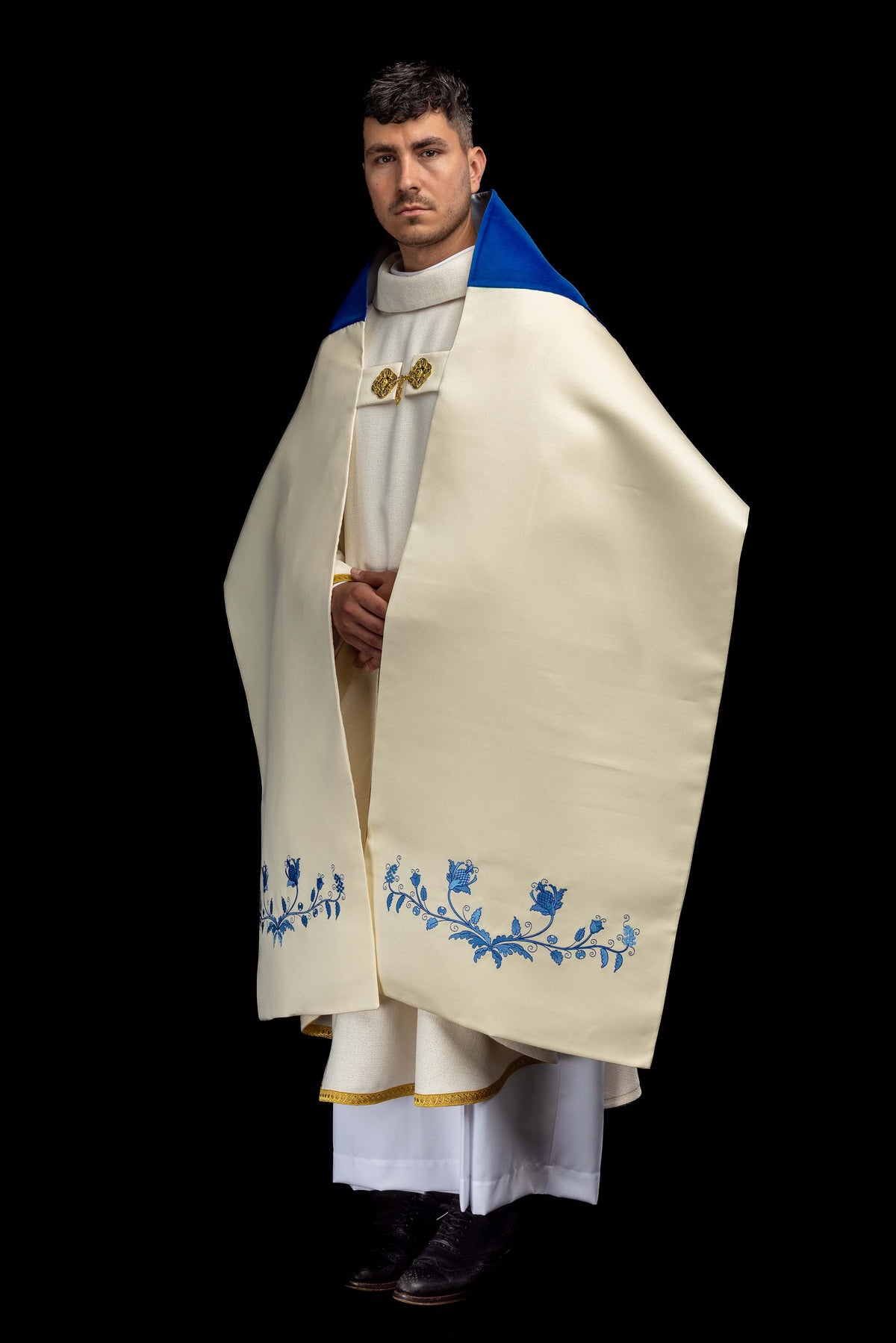 Velo omerale con simbolo mariano ricamato su velluto blu