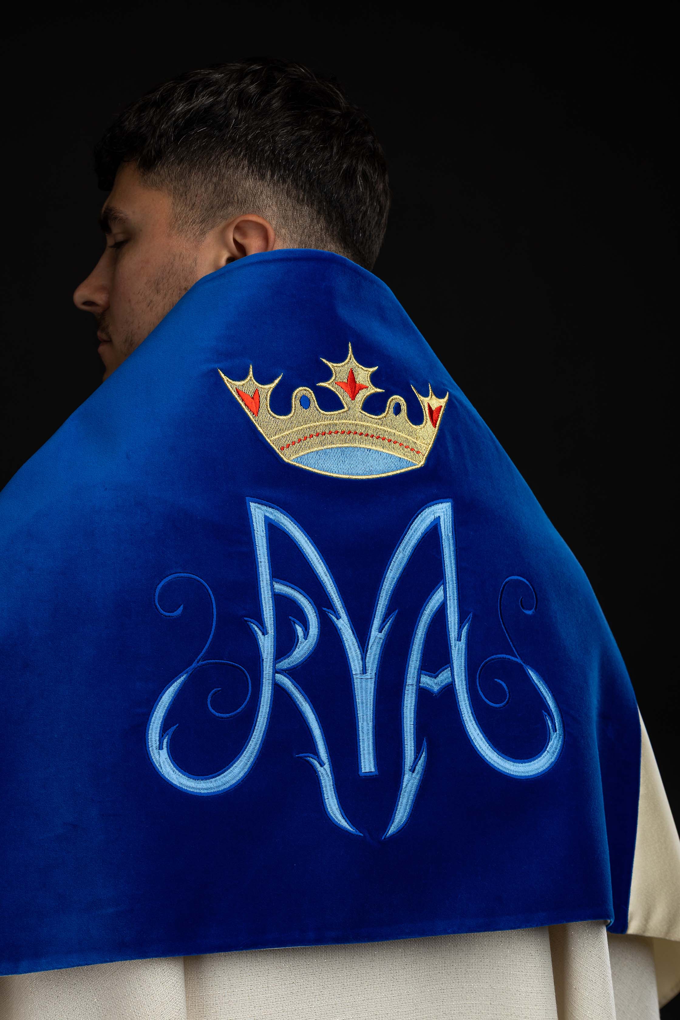 Velo omerale con simbolo mariano ricamato su velluto blu