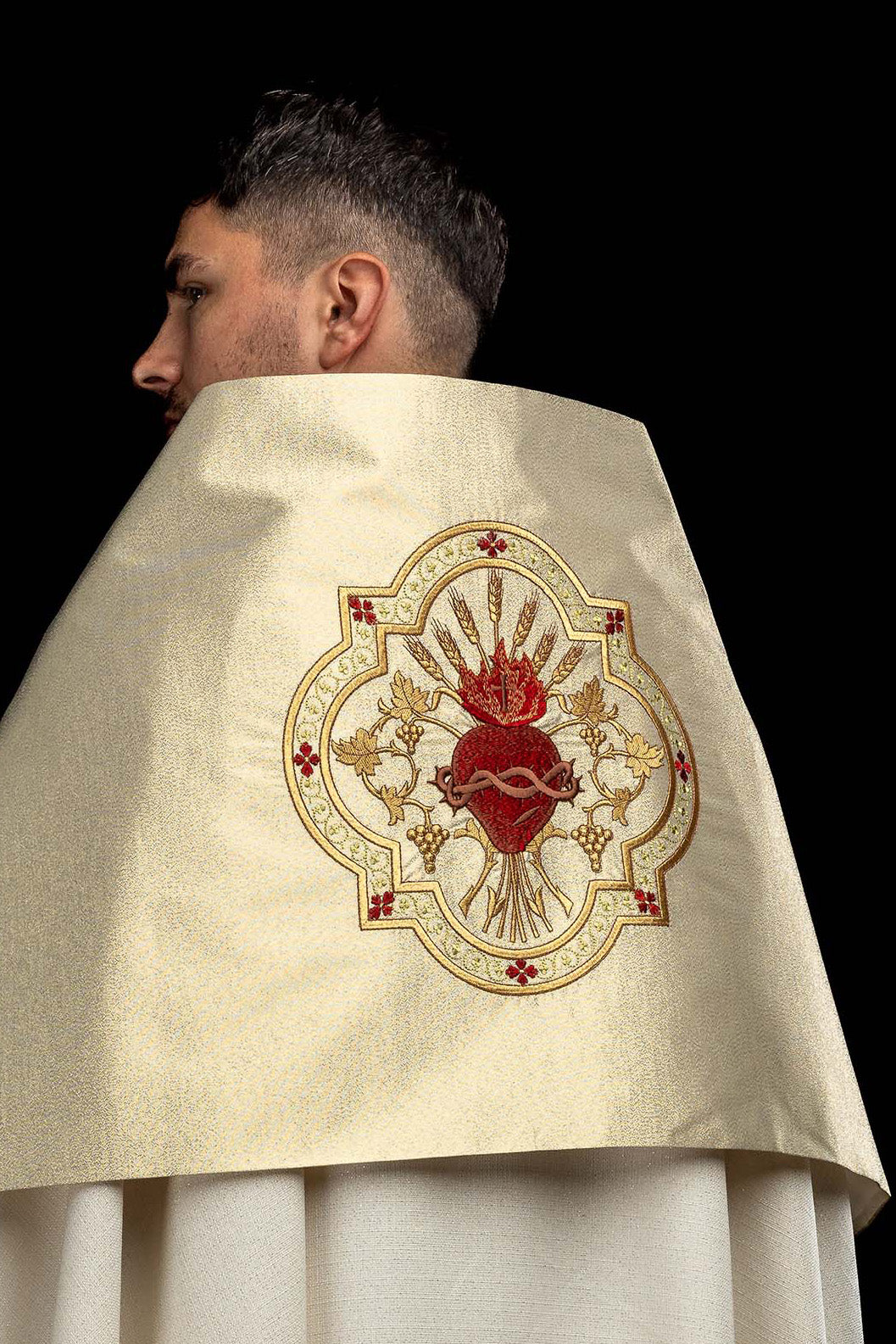 Velo omerale dorato con simbolo del Sacro Cuore di Gesù ricamato