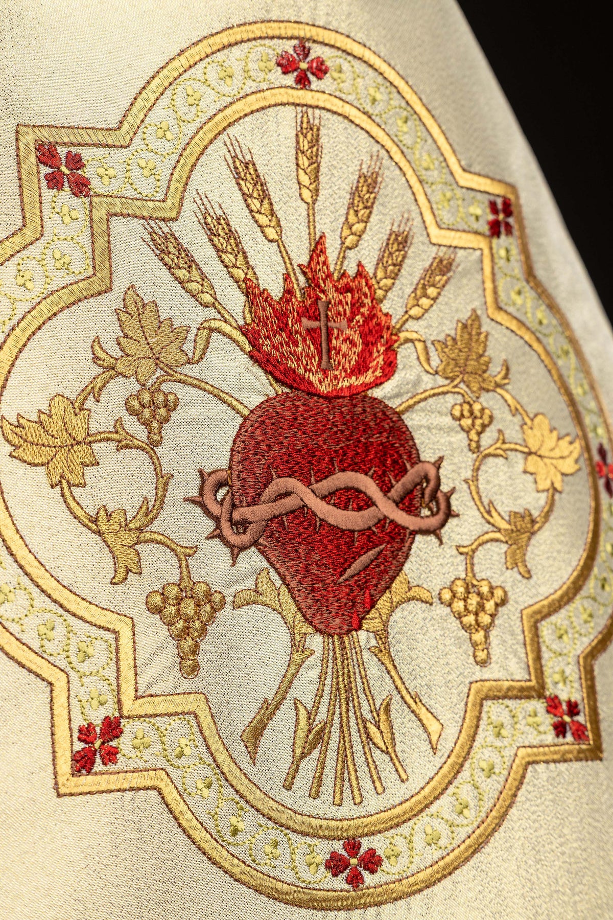 Velo omerale dorato con simbolo del Sacro Cuore di Gesù ricamato