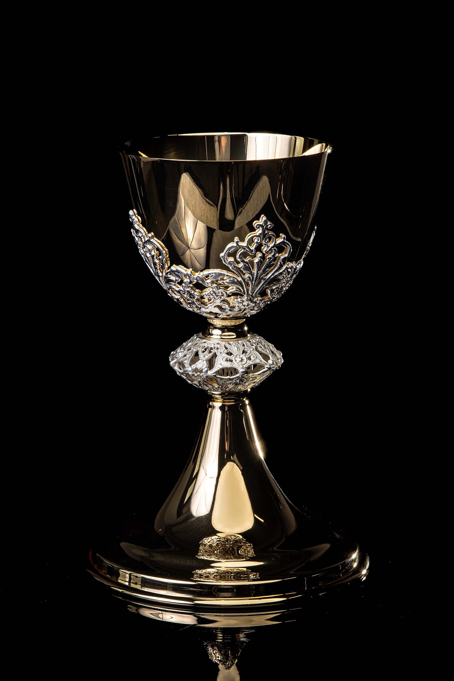Calice liturgico in ottone dorato realizzato a mano con ornamenti argentati