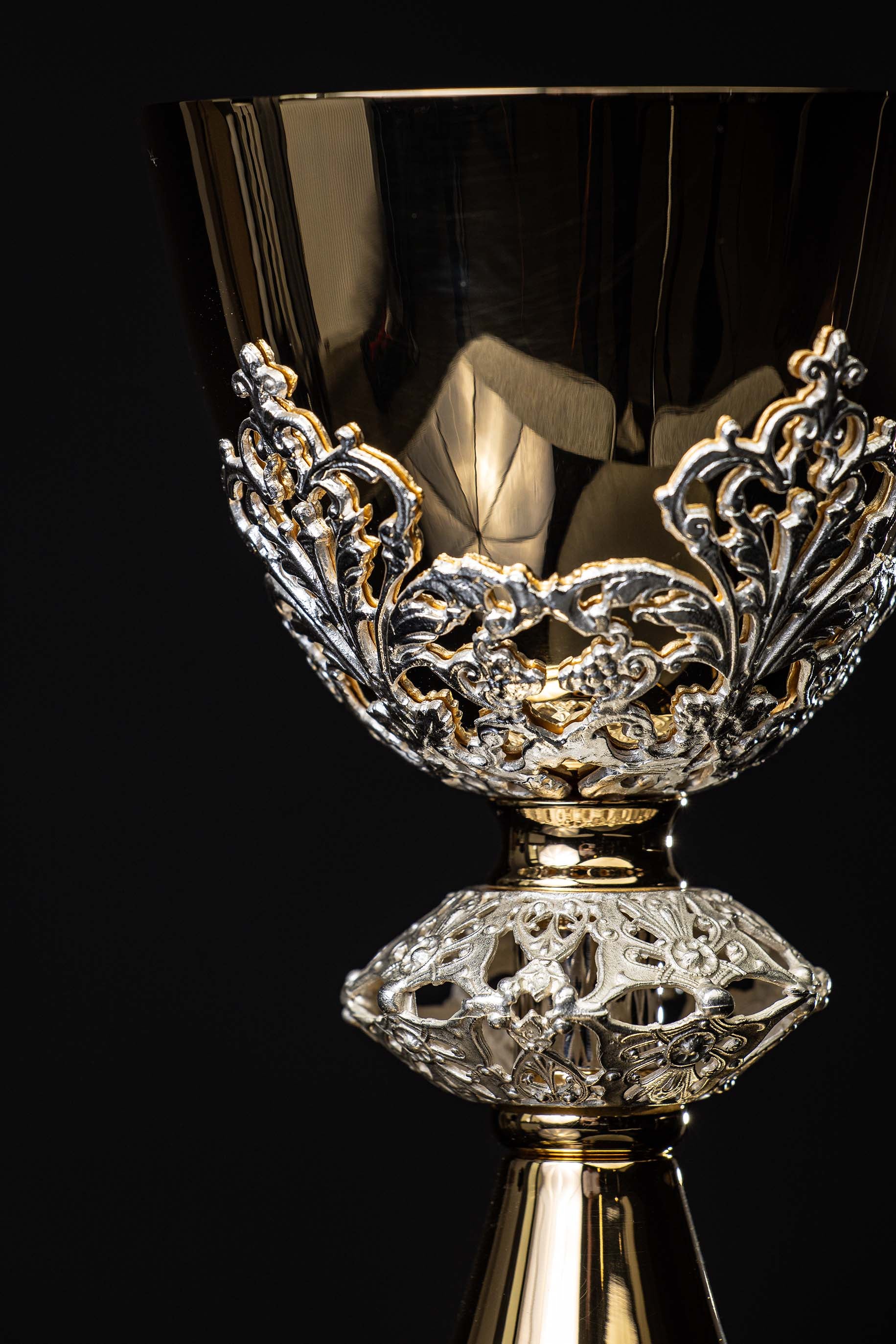 Calice liturgico in ottone dorato realizzato a mano con ornamenti argentati