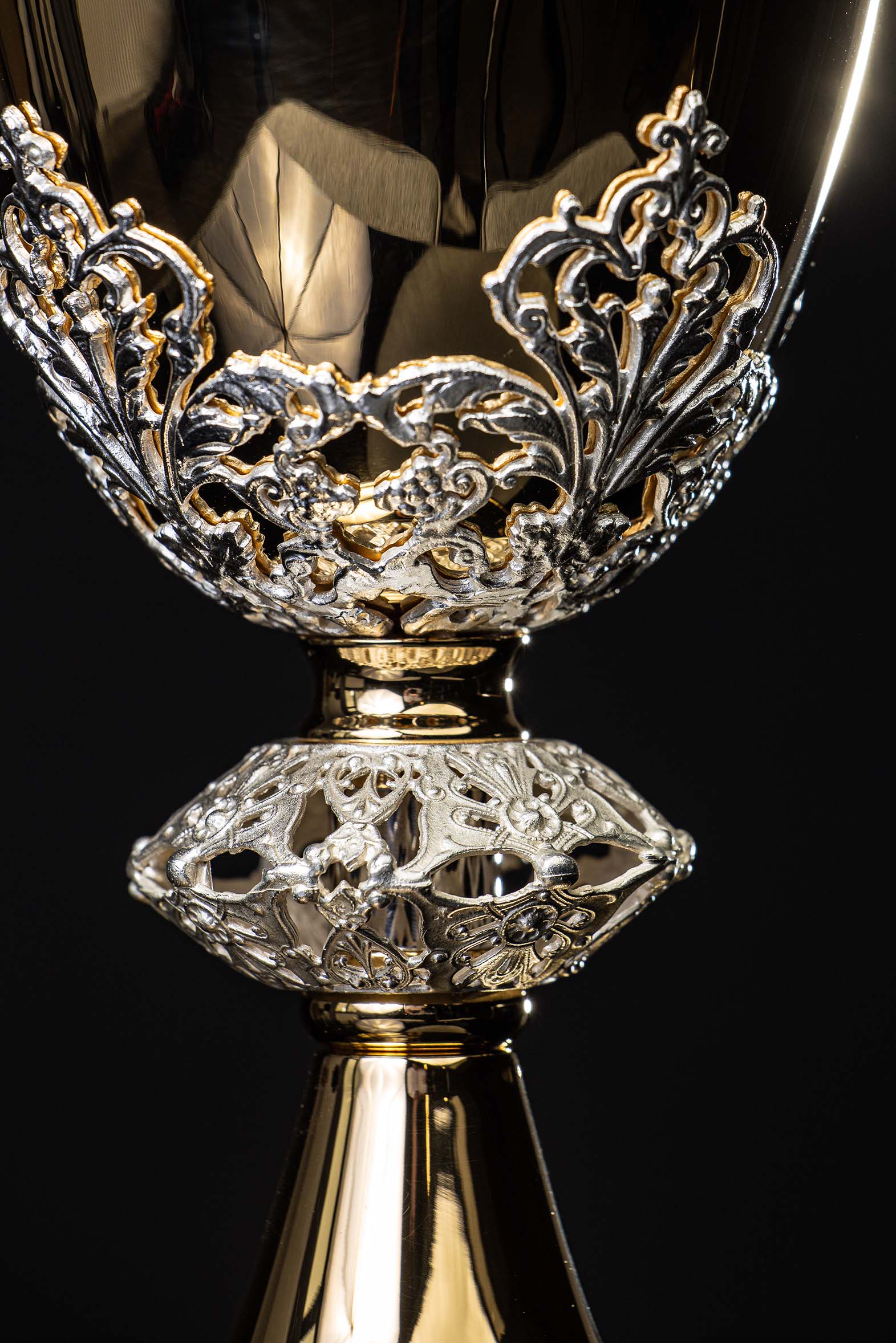 Calice liturgico in ottone dorato realizzato a mano con ornamenti argentati