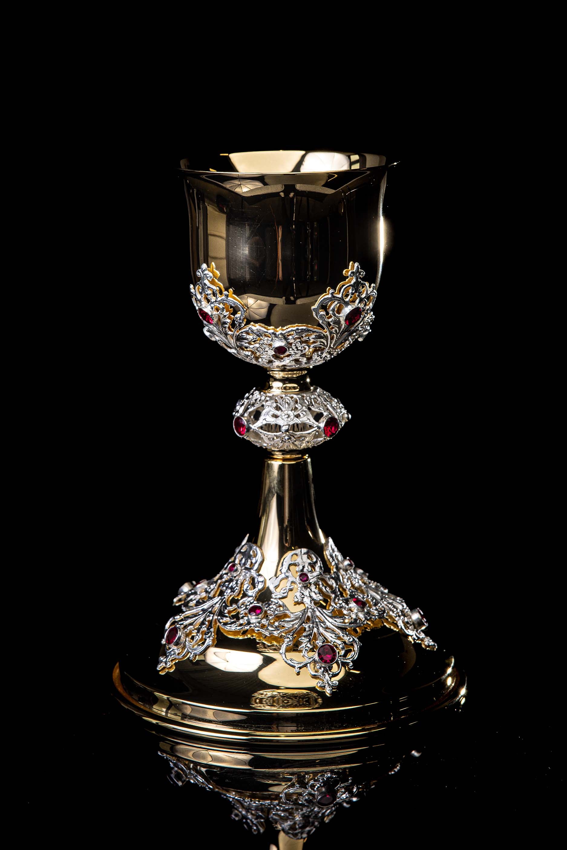 Calice liturgico dorato realizzato a mano decorato con rubini