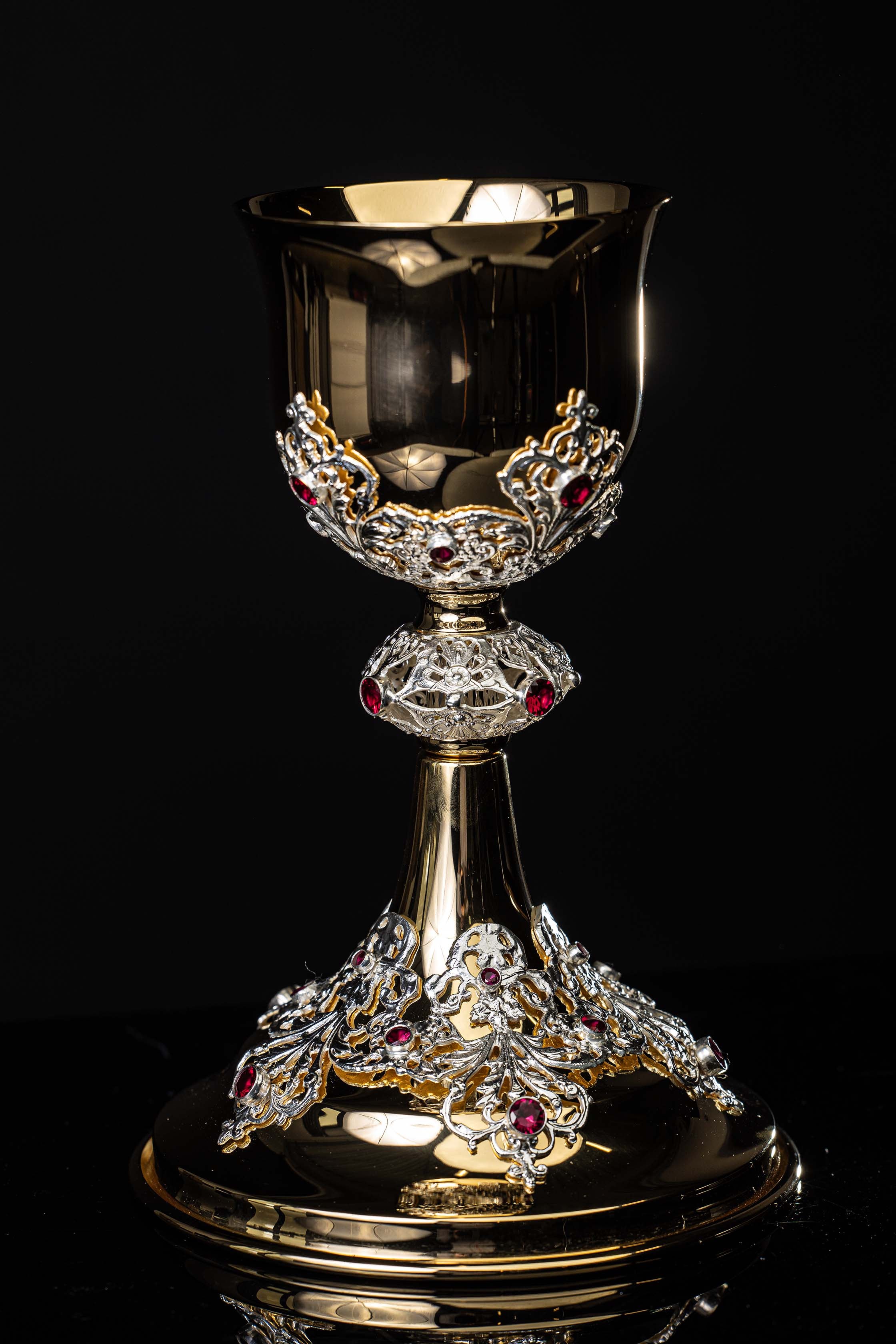 Calice liturgico dorato realizzato a mano decorato con rubini