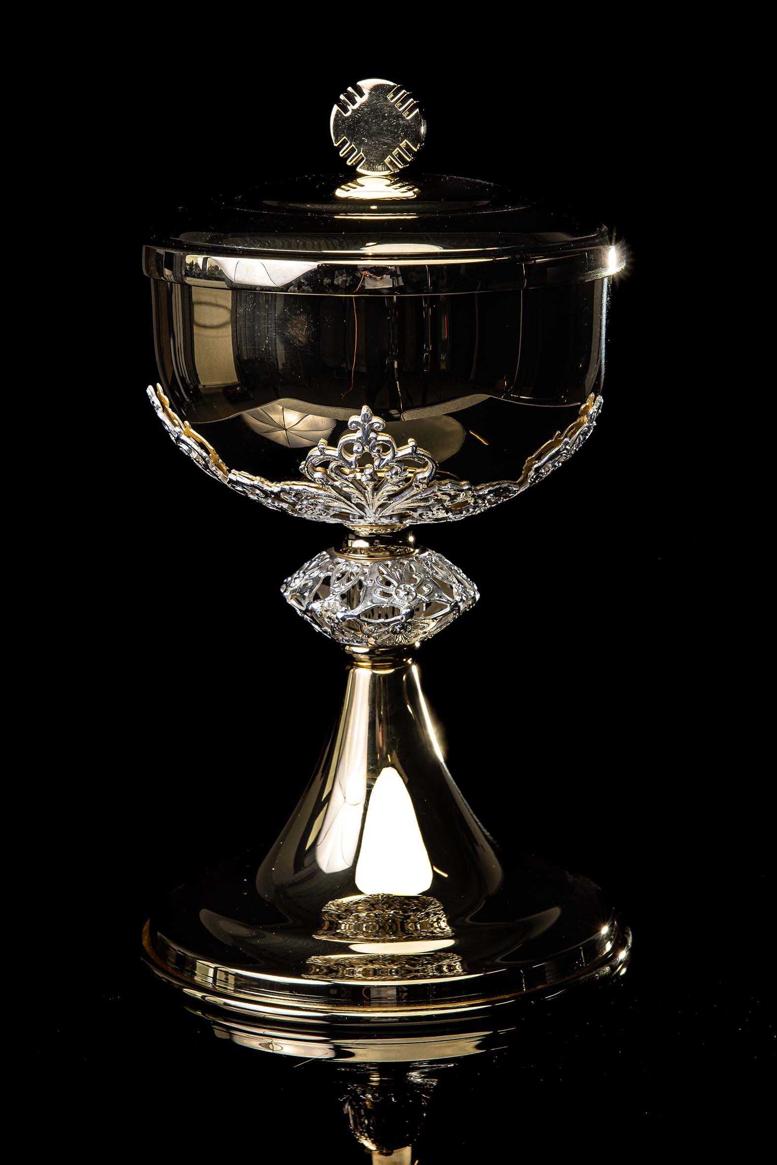 Pisside liturgica in ottone dorato realizzata a mano con ornamenti argentati