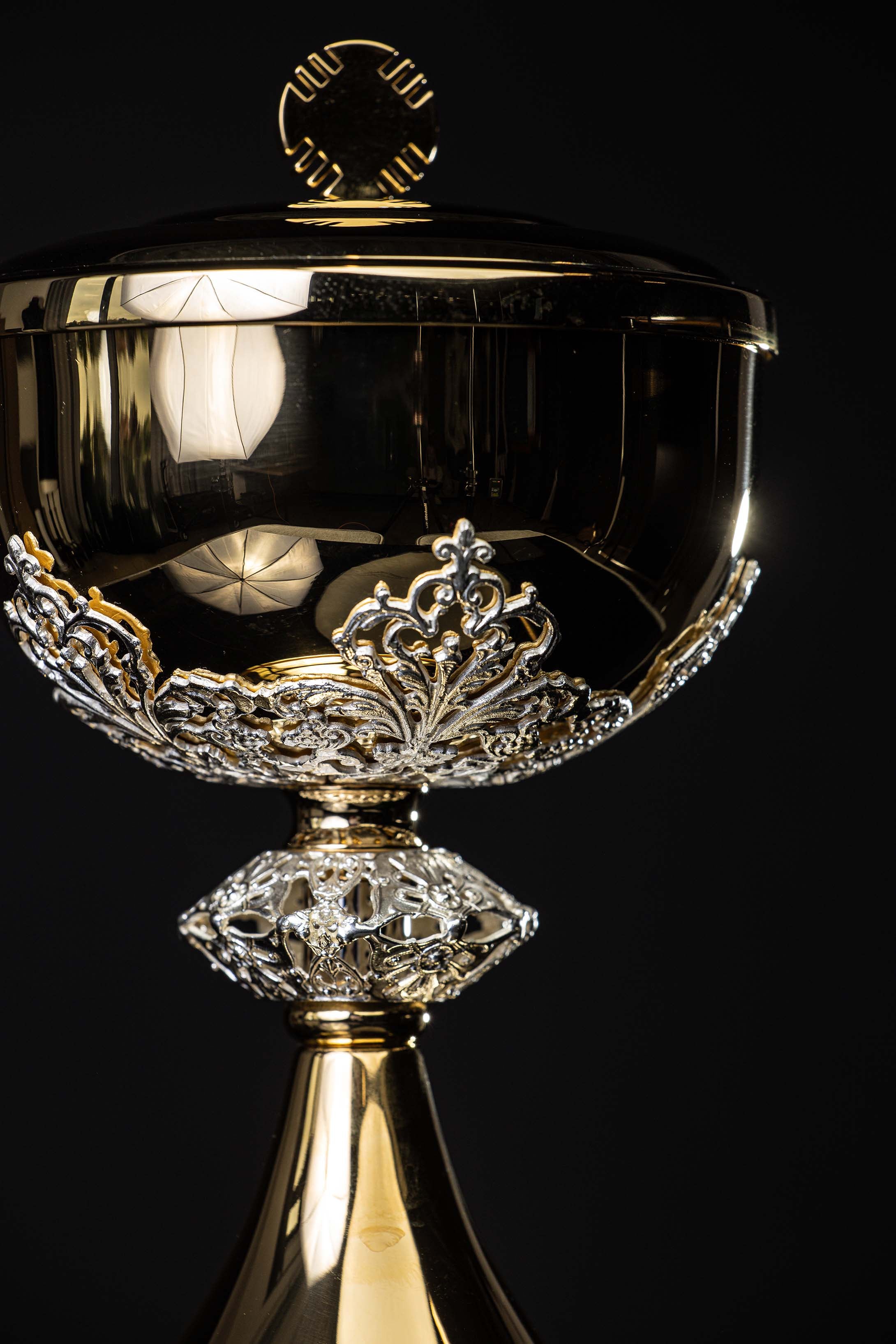Pisside liturgica in ottone dorato realizzata a mano con ornamenti argentati