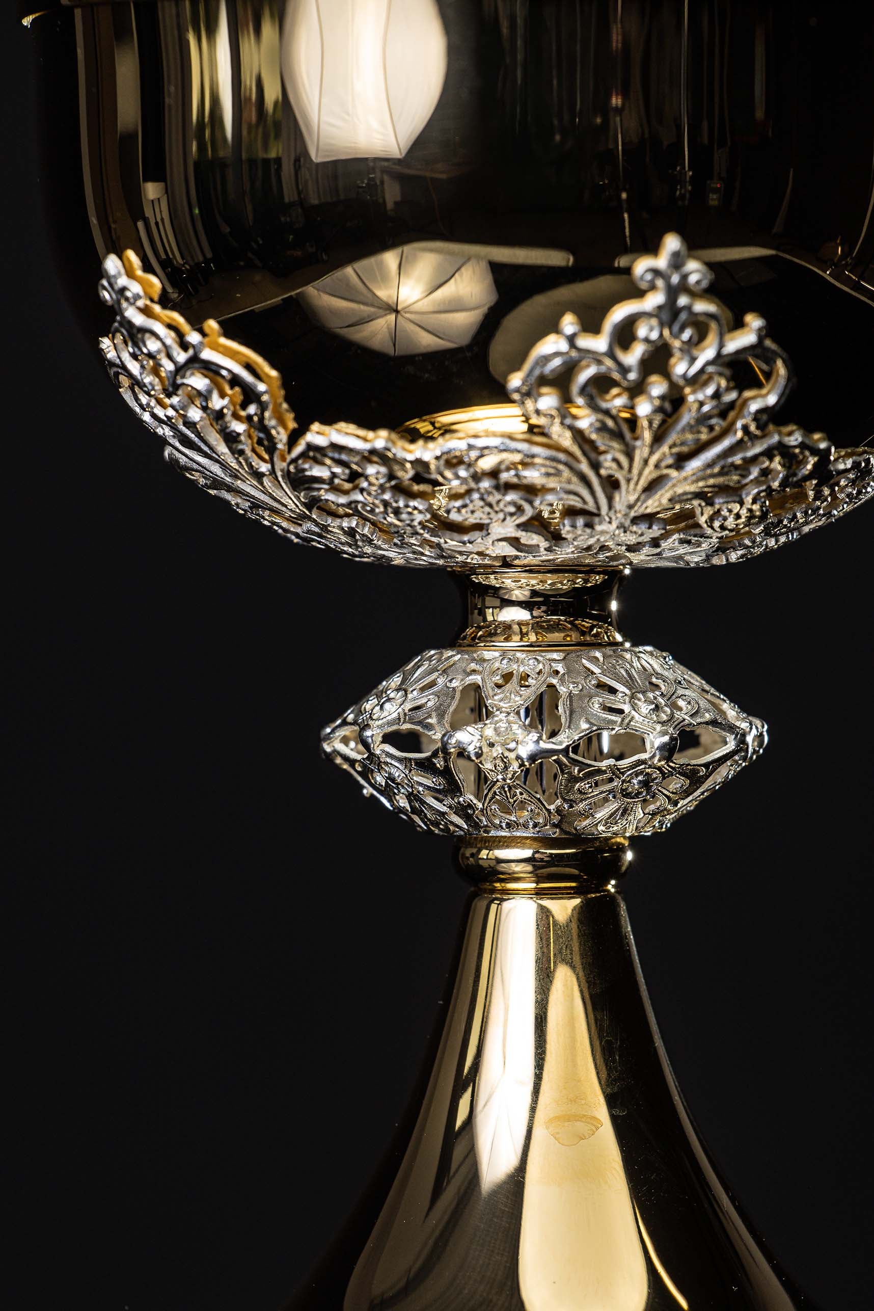 Pisside liturgica in ottone dorato realizzata a mano con ornamenti argentati