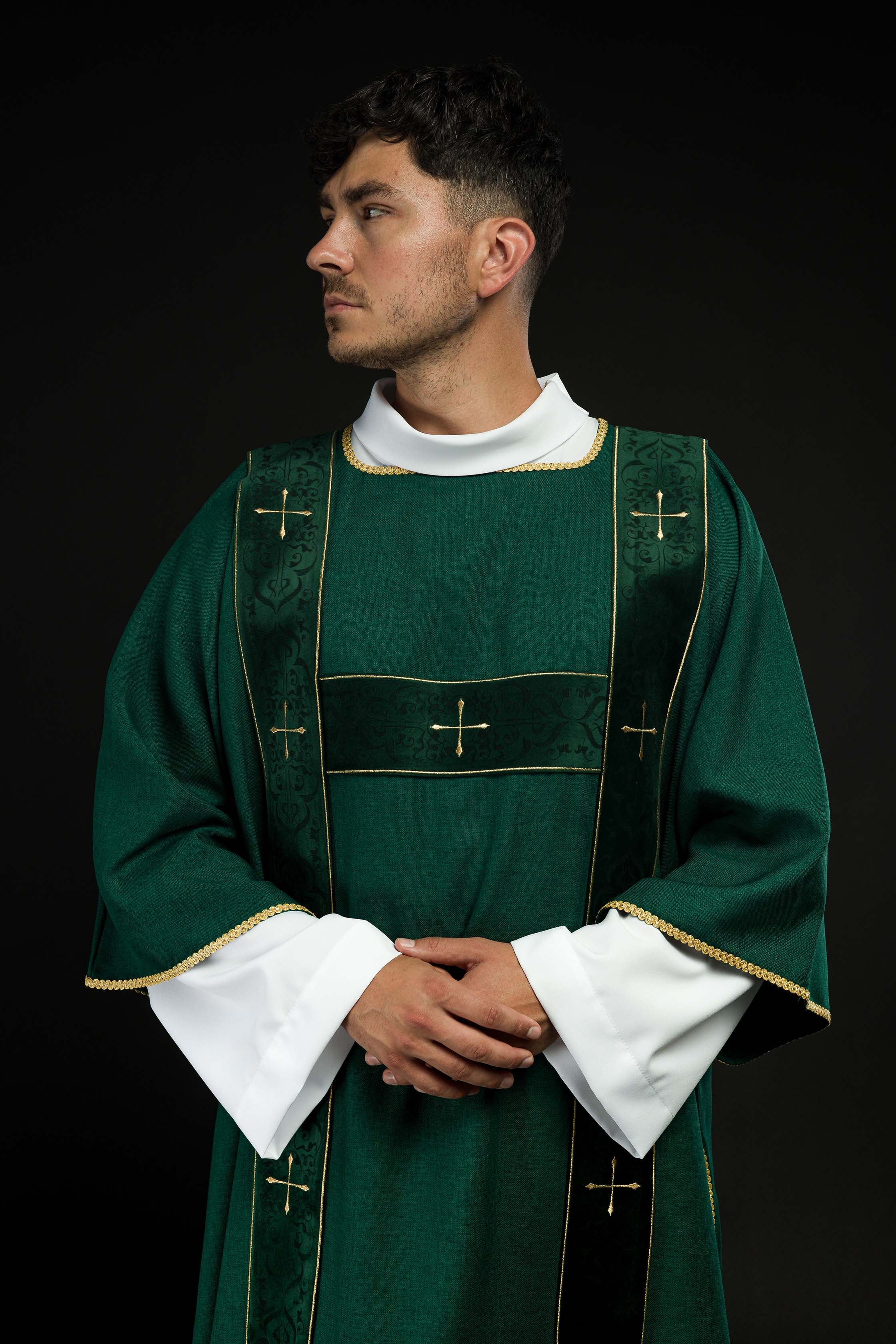 Dalmatica con fasce in velluto e croci dorate ricamate verde