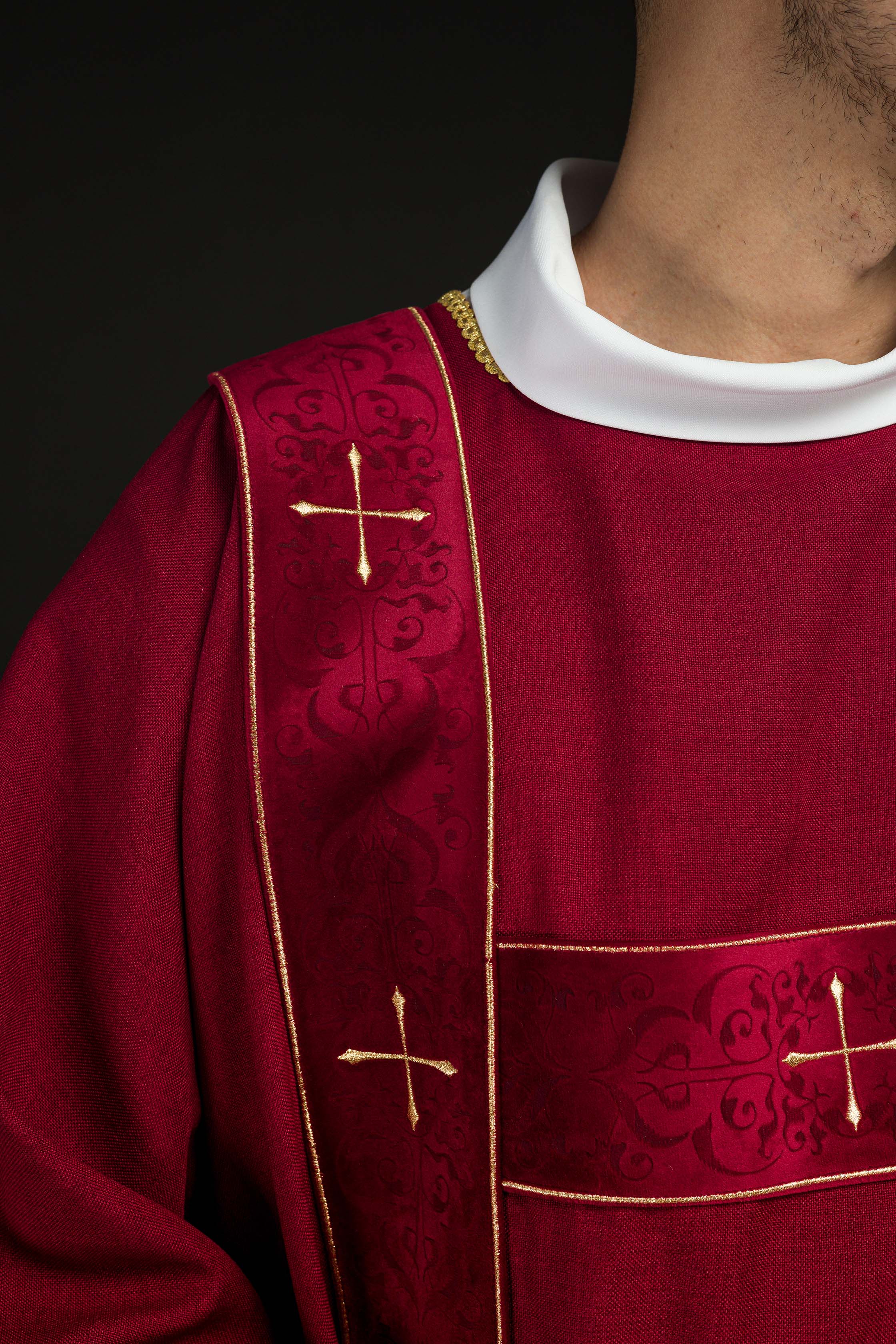 Dalmatica con fasce in velluto e croci dorate ricamate rossa
