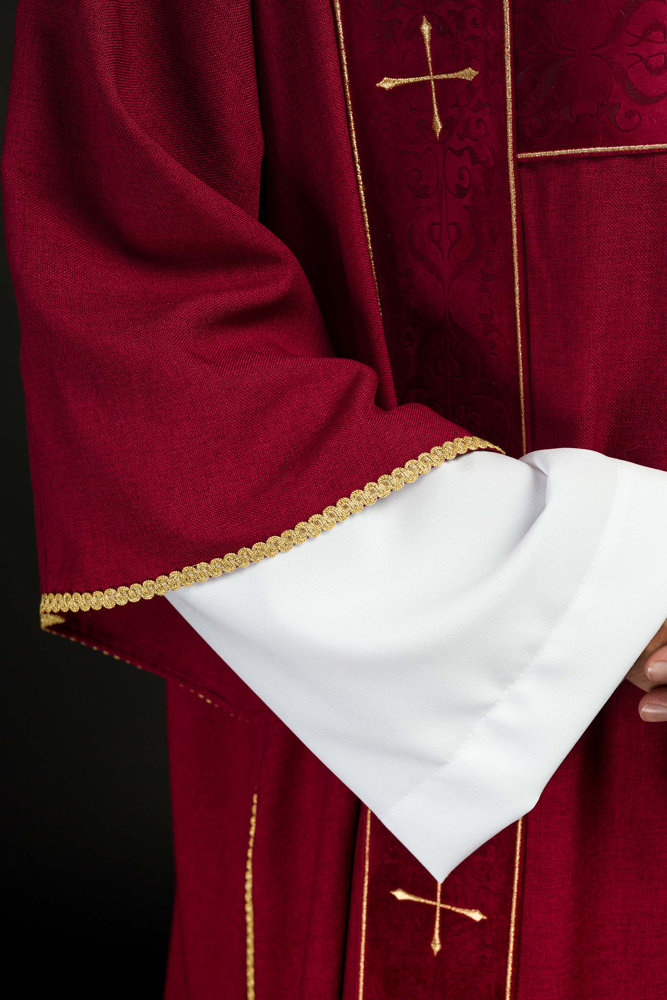 Dalmatica con fasce in velluto e croci dorate ricamate rossa